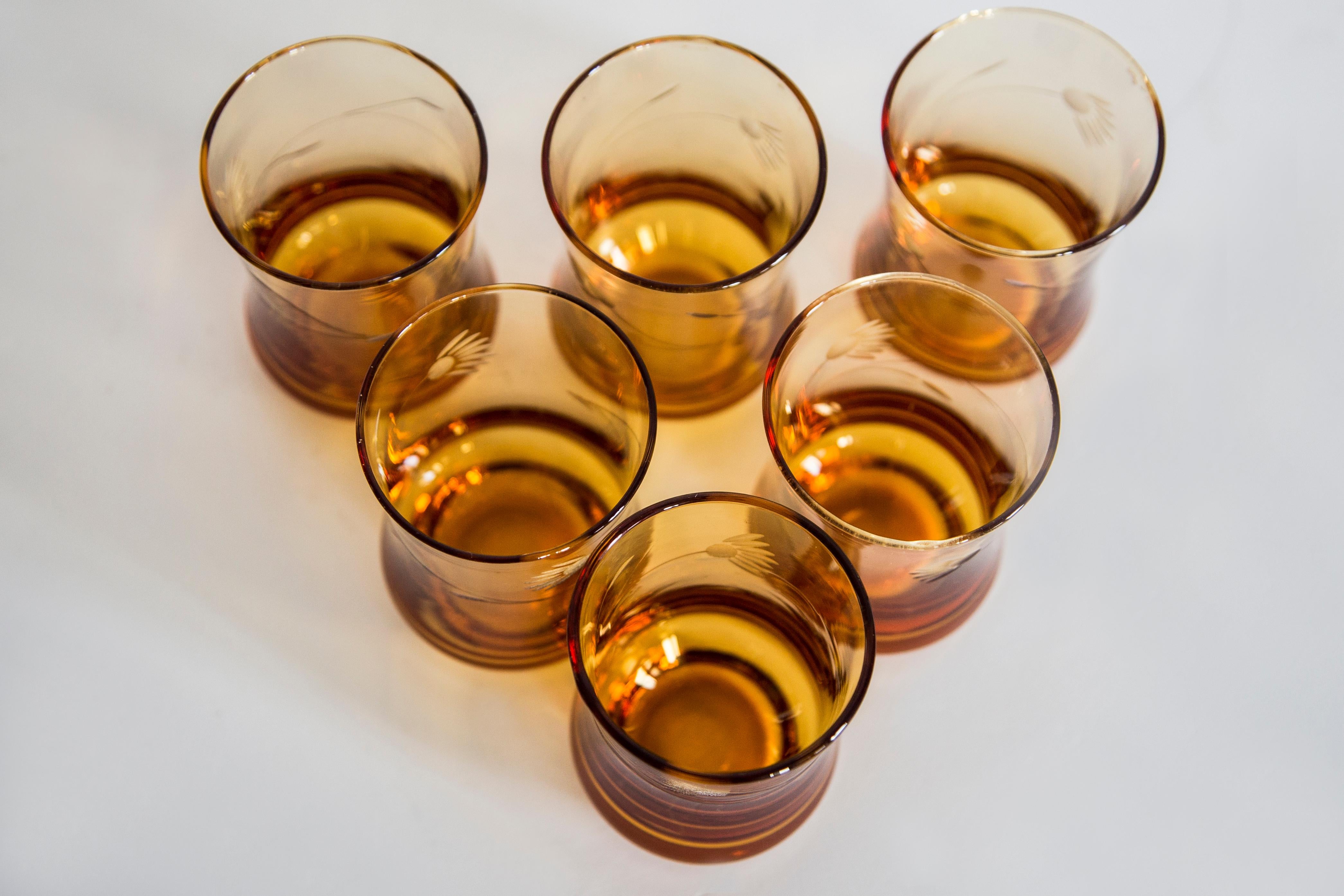 Ensemble de six verres du milieu du siècle et pot jaune, Murano, Europe, années 1960 en vente 2