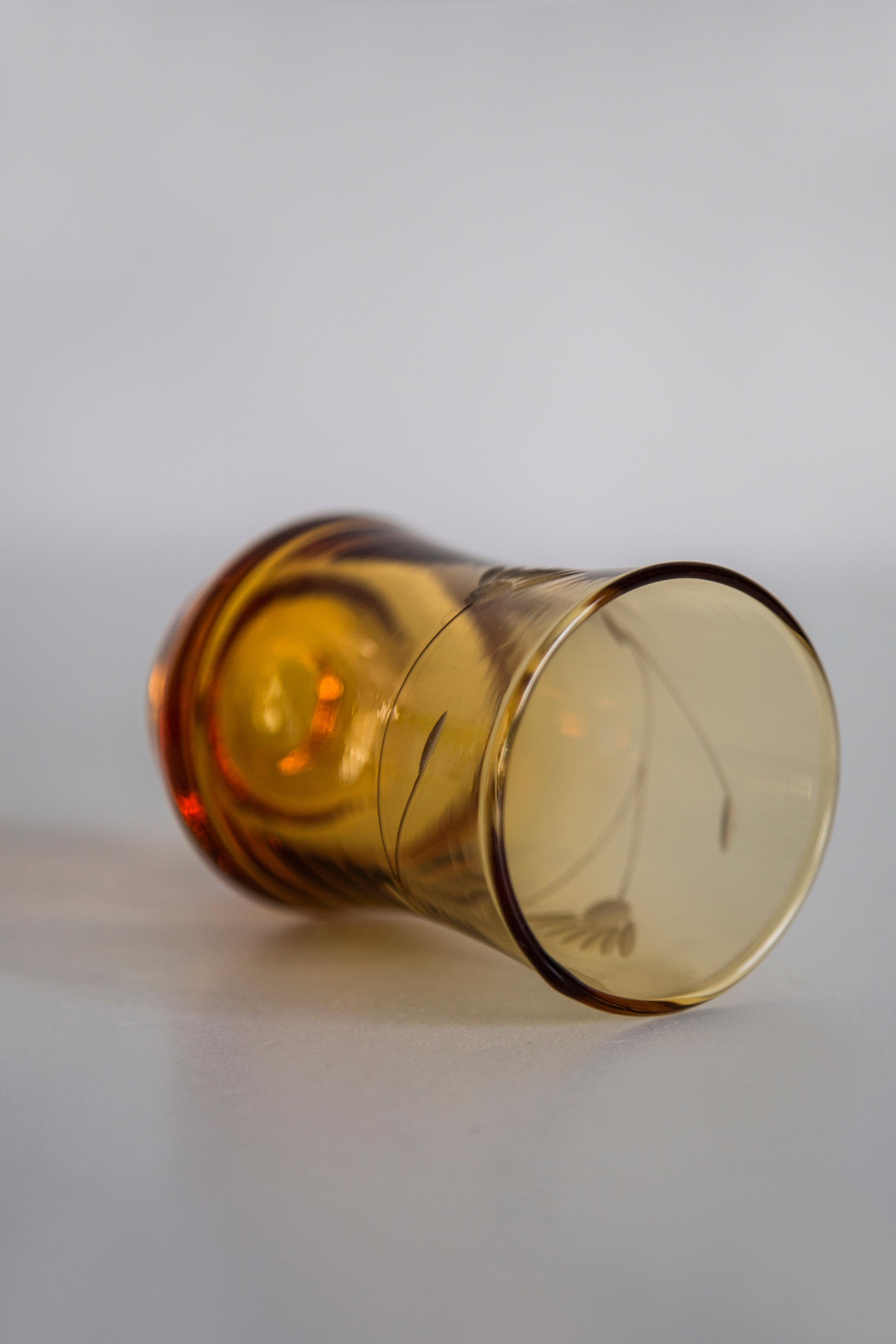 Ensemble de six verres du milieu du siècle et pot jaune, Murano, Europe, années 1960 en vente 3