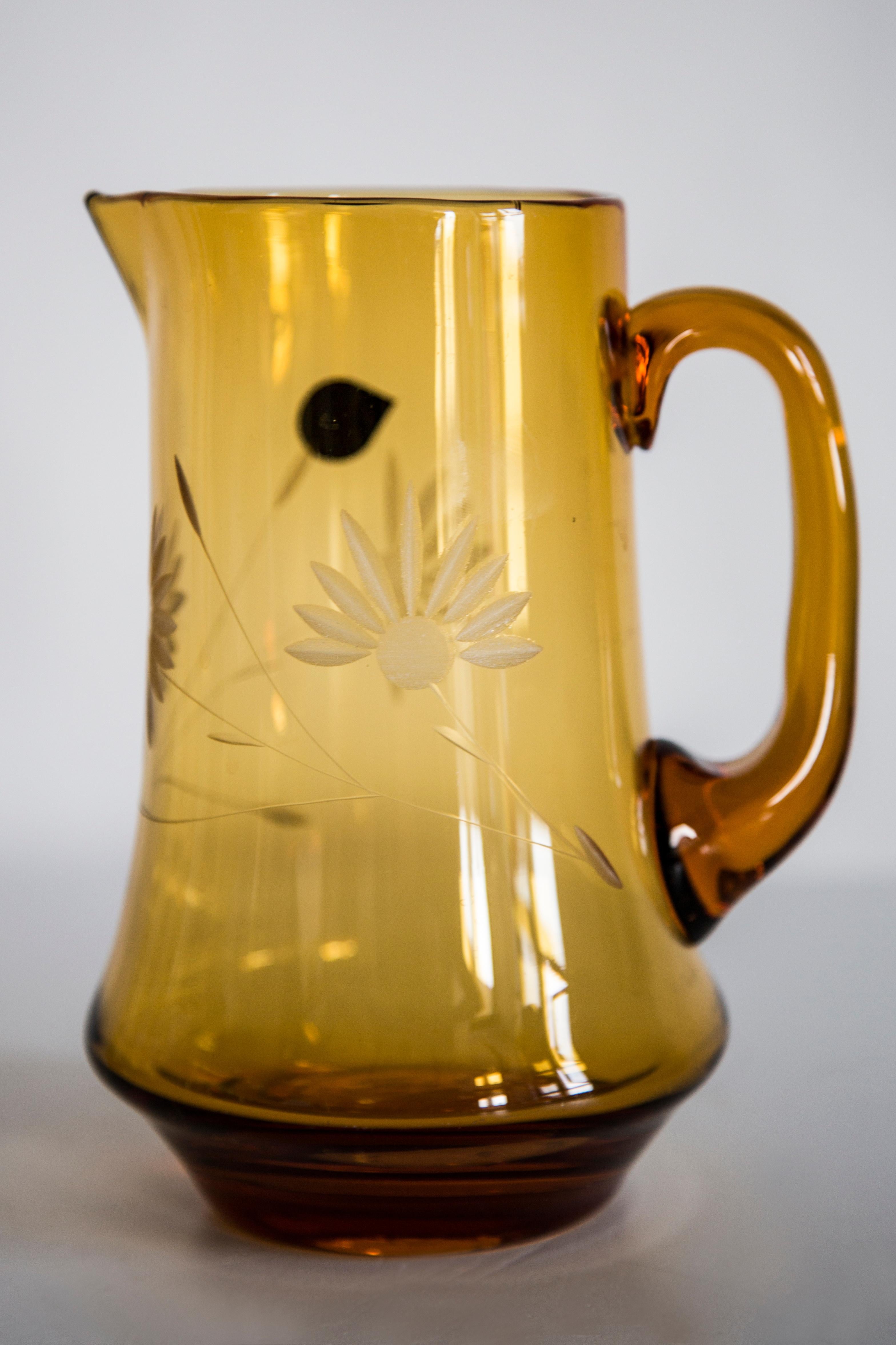 Ensemble de six verres du milieu du siècle et pot jaune, Murano, Europe, années 1960 en vente 4