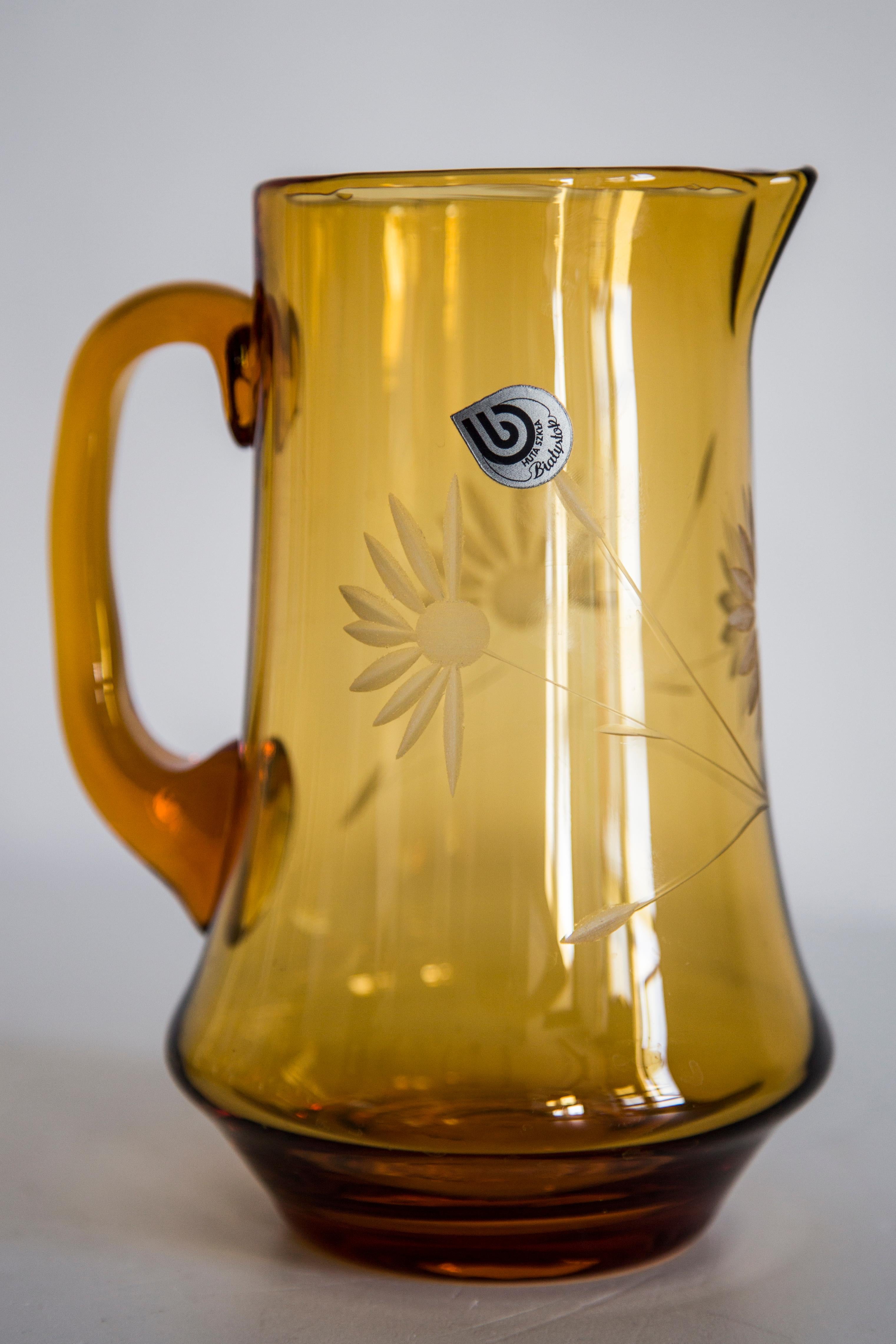 Ensemble de six verres du milieu du siècle et pot jaune, Murano, Europe, années 1960 en vente 5