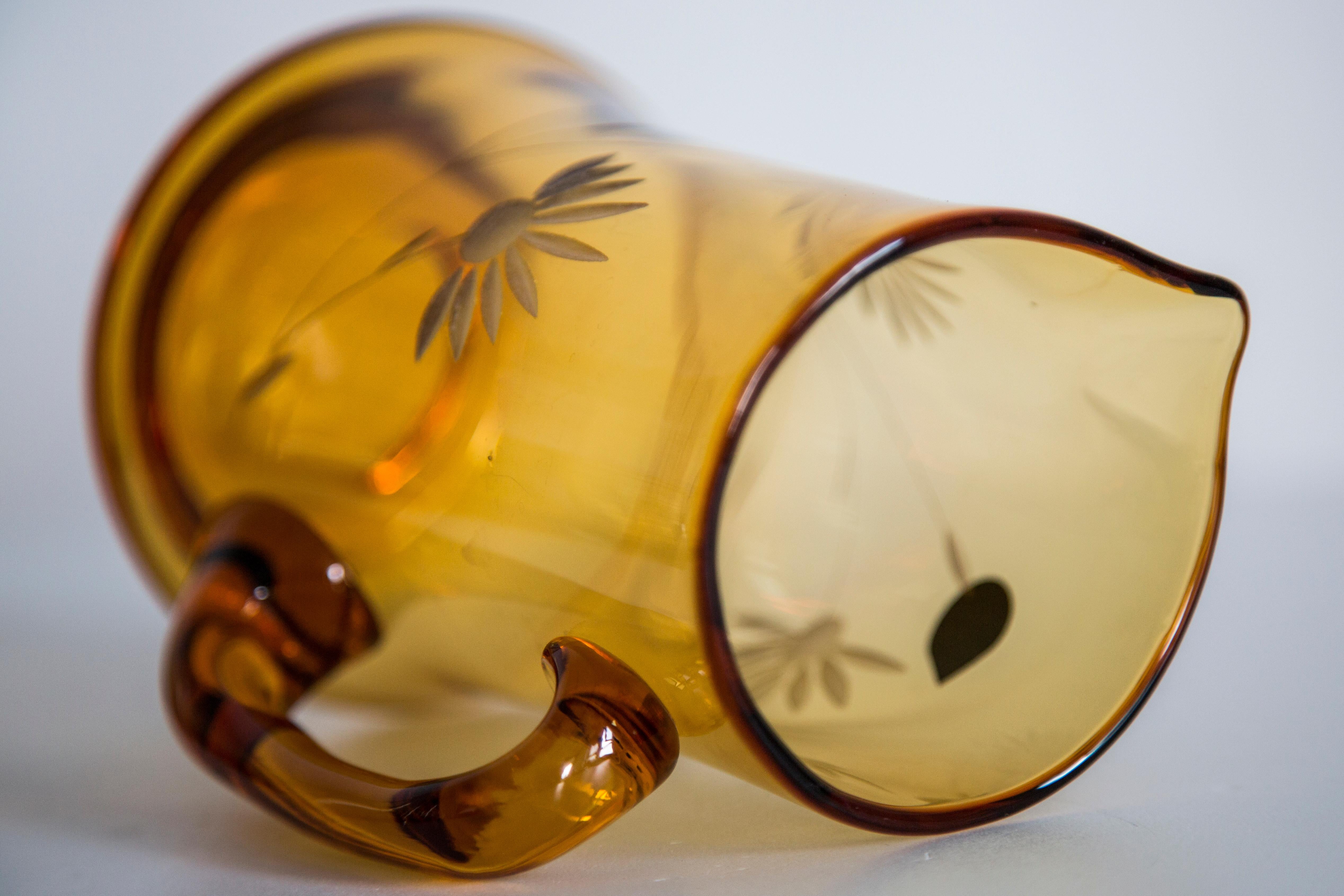 Ensemble de six verres du milieu du siècle et pot jaune, Murano, Europe, années 1960 en vente 8