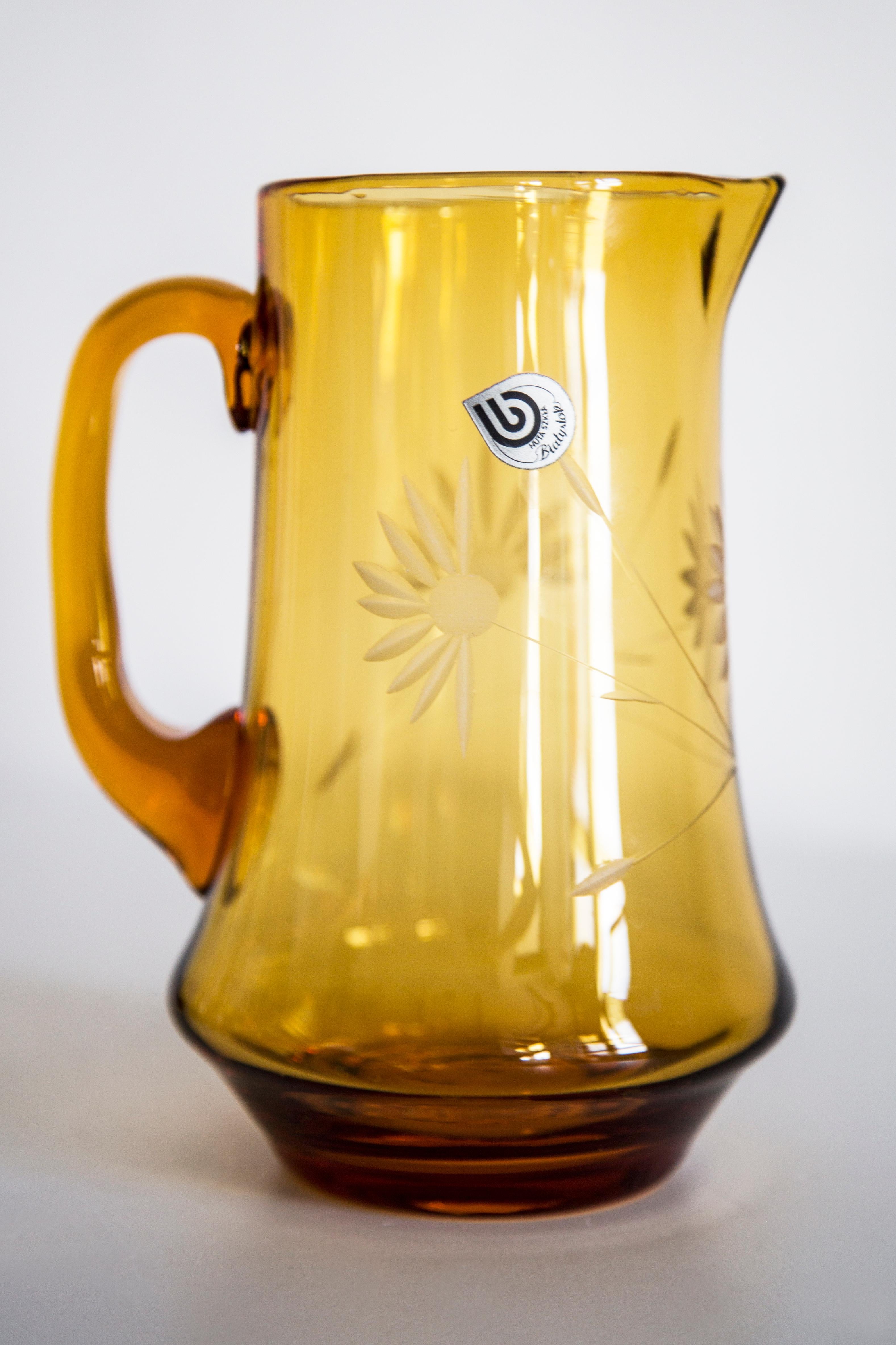 Ensemble de six verres du milieu du siècle et pot jaune, Murano, Europe, années 1960 en vente 10