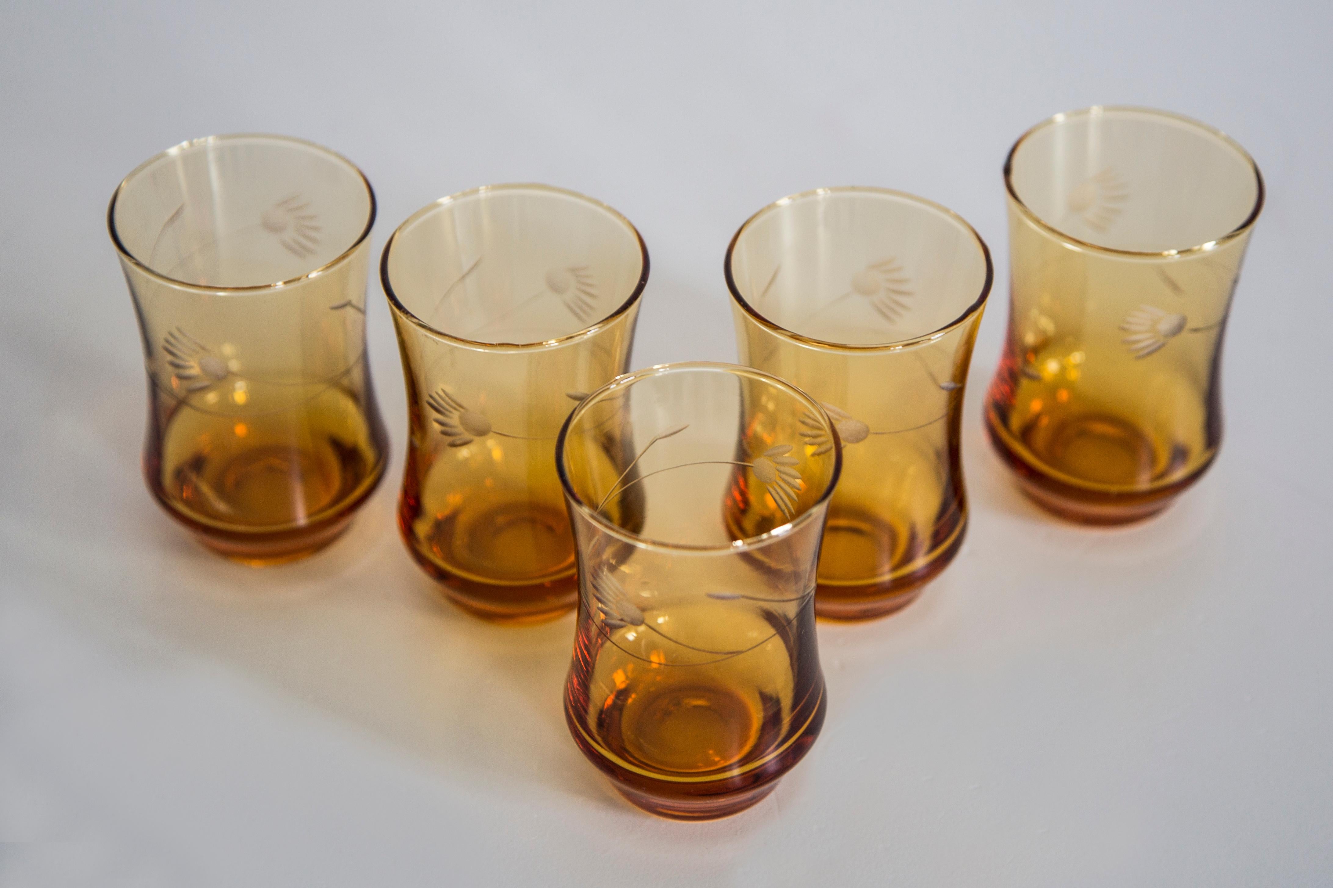 Mid-Century Modern Ensemble de six verres du milieu du siècle et pot jaune, Murano, Europe, années 1960 en vente