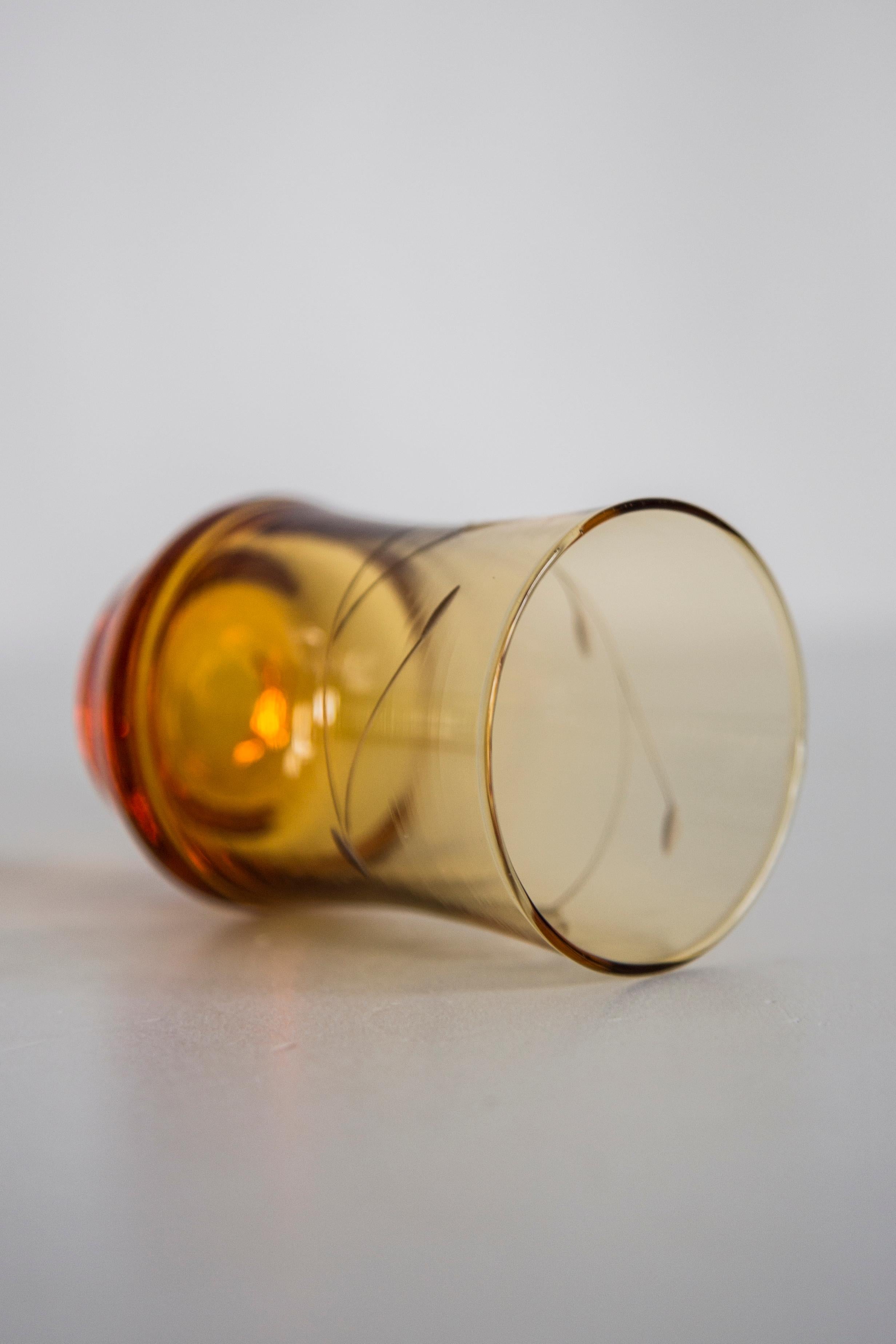 Fait main Ensemble de six verres du milieu du siècle et pot jaune, Murano, Europe, années 1960 en vente