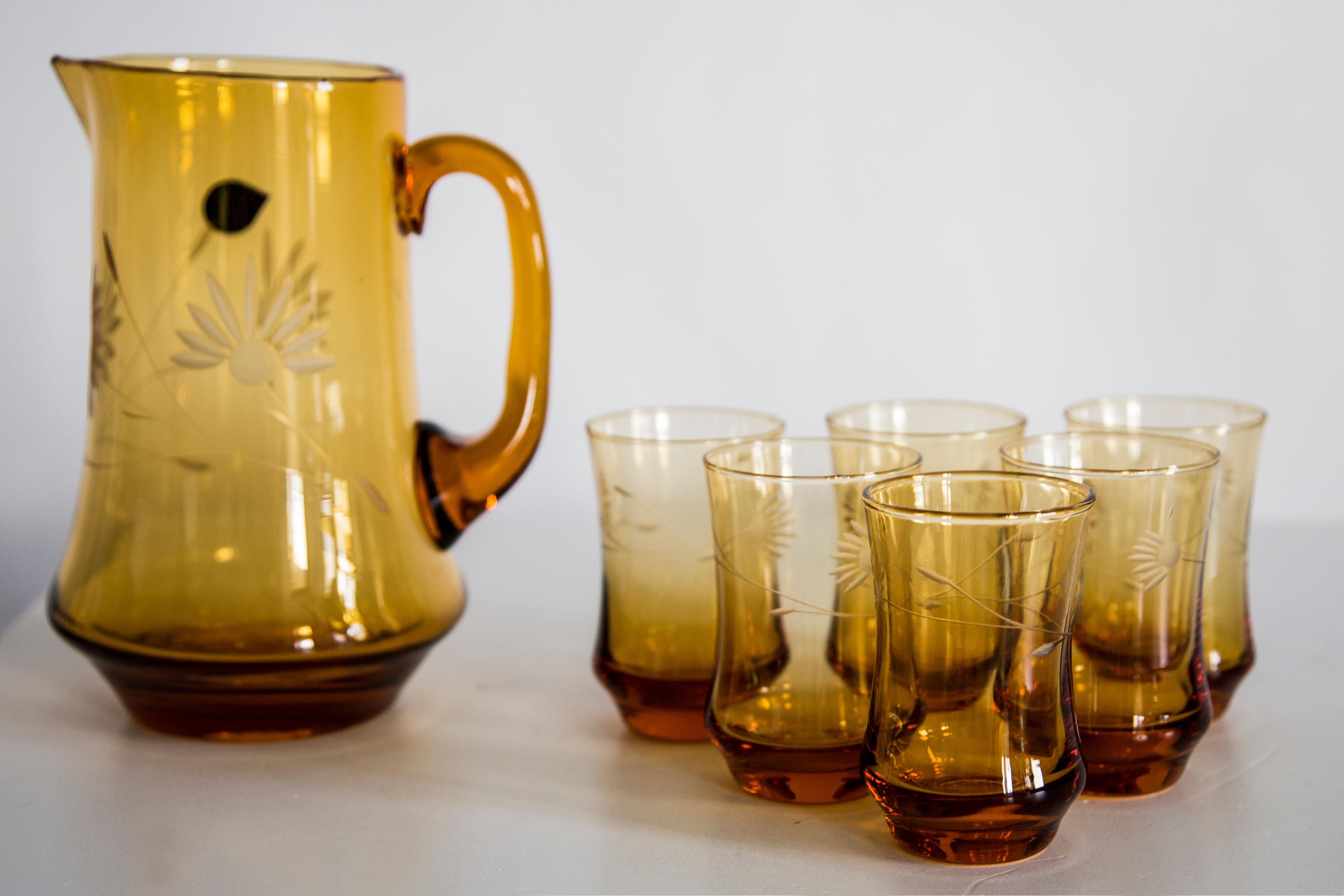 Verre Ensemble de six verres du milieu du siècle et pot jaune, Murano, Europe, années 1960 en vente