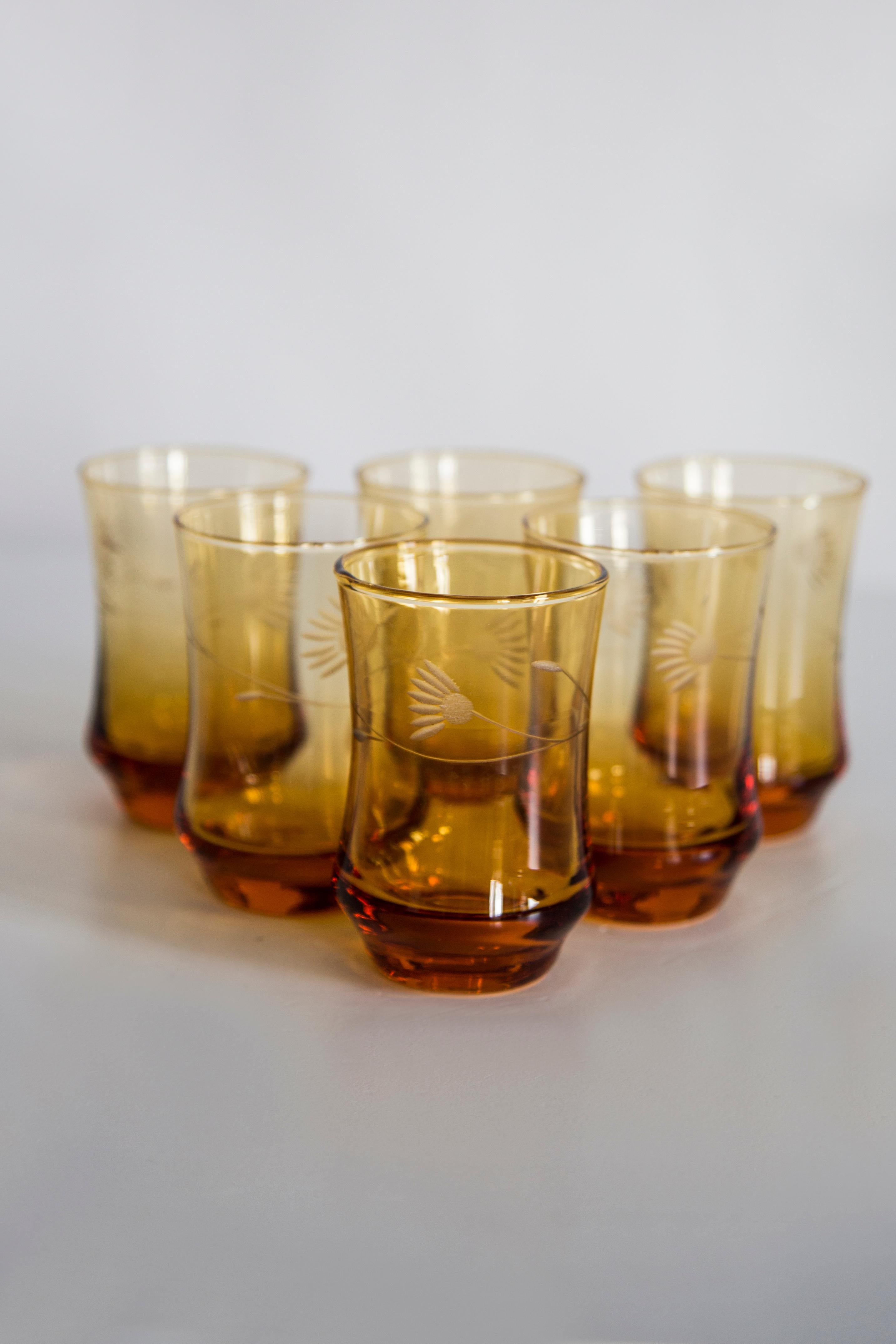 Ensemble de six verres du milieu du siècle et pot jaune, Murano, Europe, années 1960 en vente 1