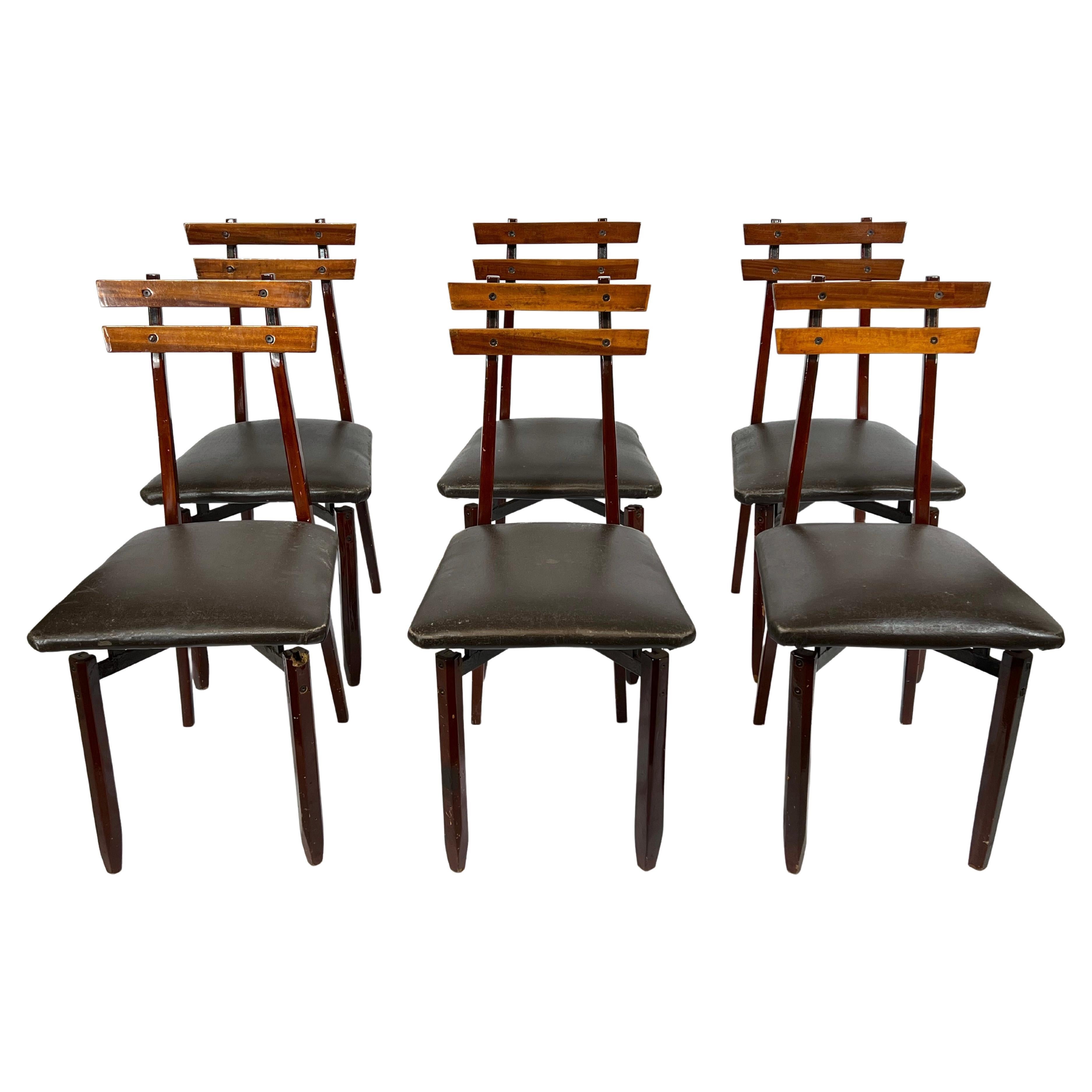 Conjunto de seis sillas italianas de madera de mediados de siglo