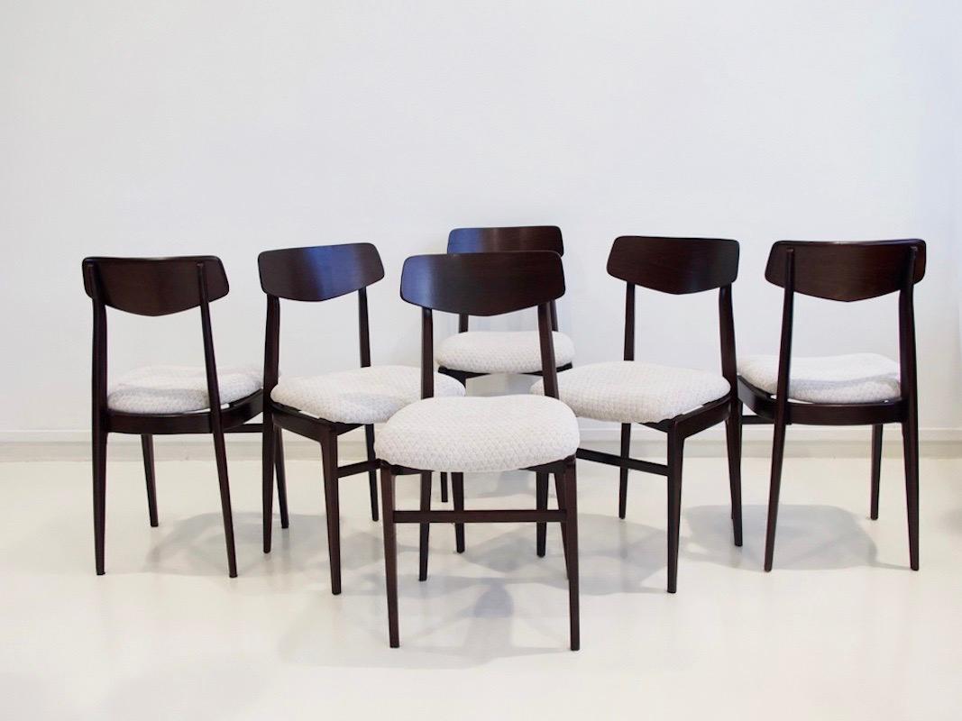 Six Italian dining chairs of the Turin school from the 1950's. Wooden structure with geometric backrests. The chairs have been reupholstered with light grey furniture fabric.