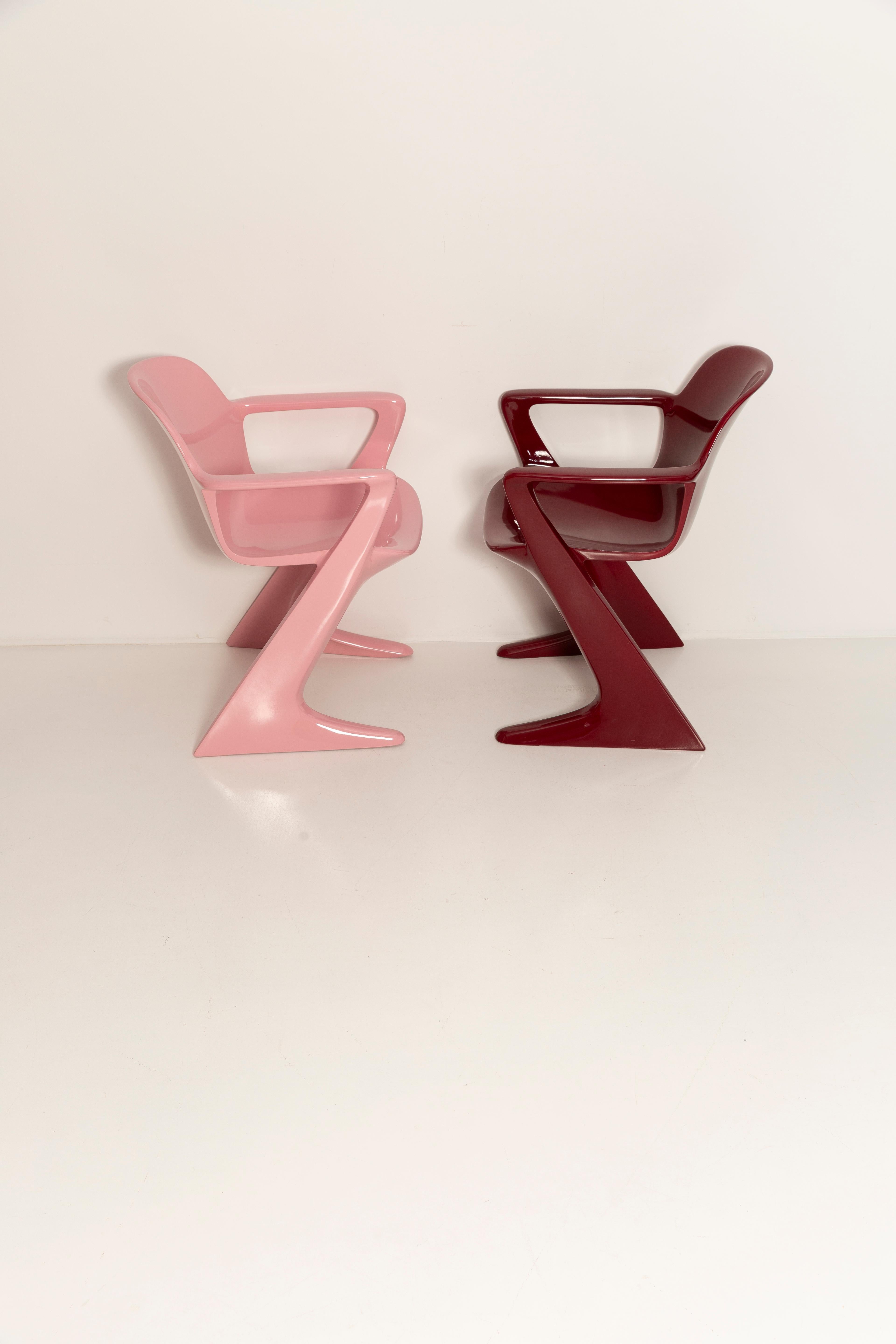 Der z.stuhl, entworfen von Ernst Moeckl (1931-2013) in den 1970er Jahren, ist ein Freischwinger aus Polyurethan, der mit und ohne Armlehnen erhältlich ist. Im Volksmund ist der Stuhl unter seinen geometriebezogenen Namen wie 