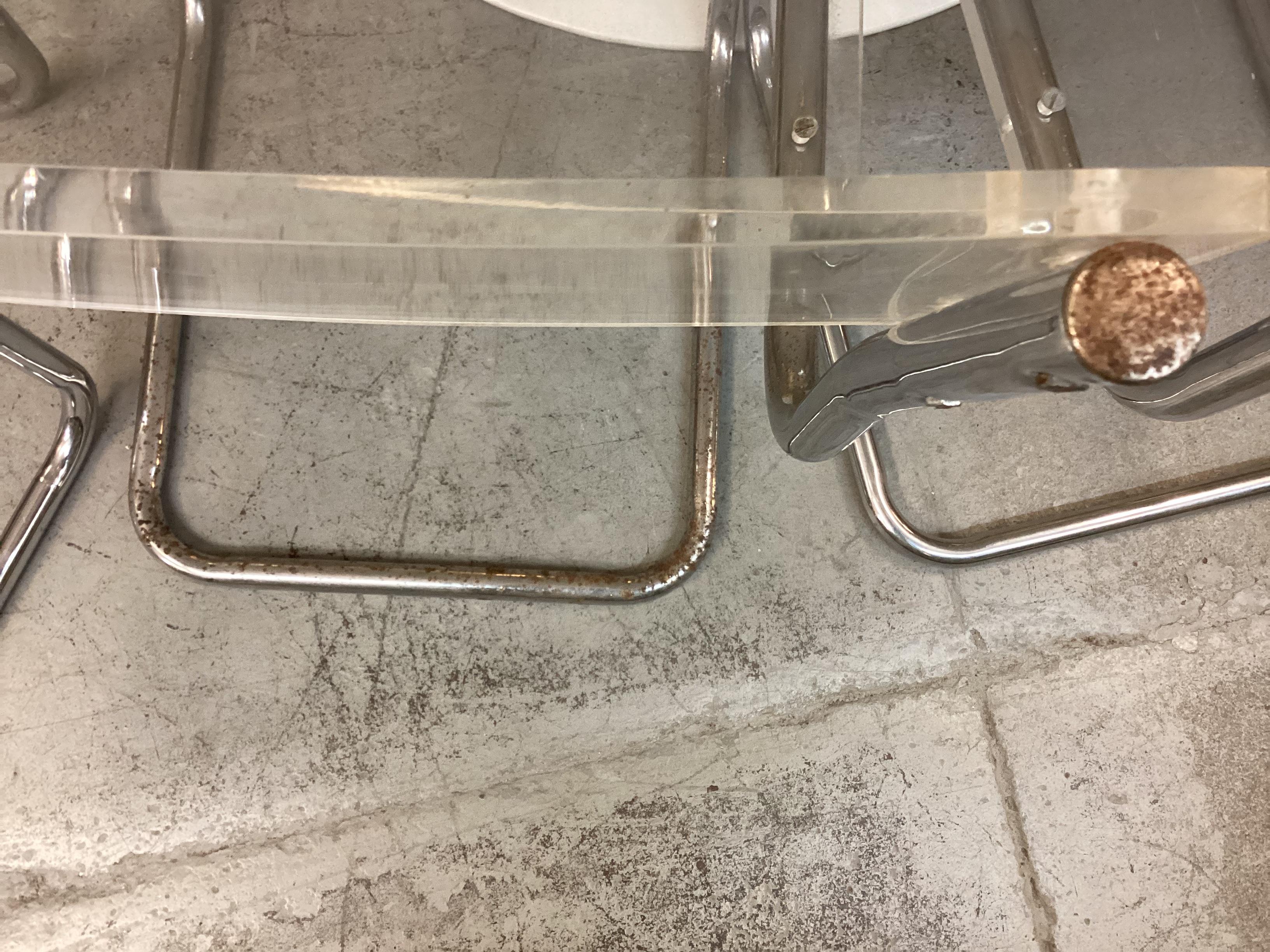 Set di sei pezzi di metà secolo  Sedie laterali in lucite e cromo in vendita 9