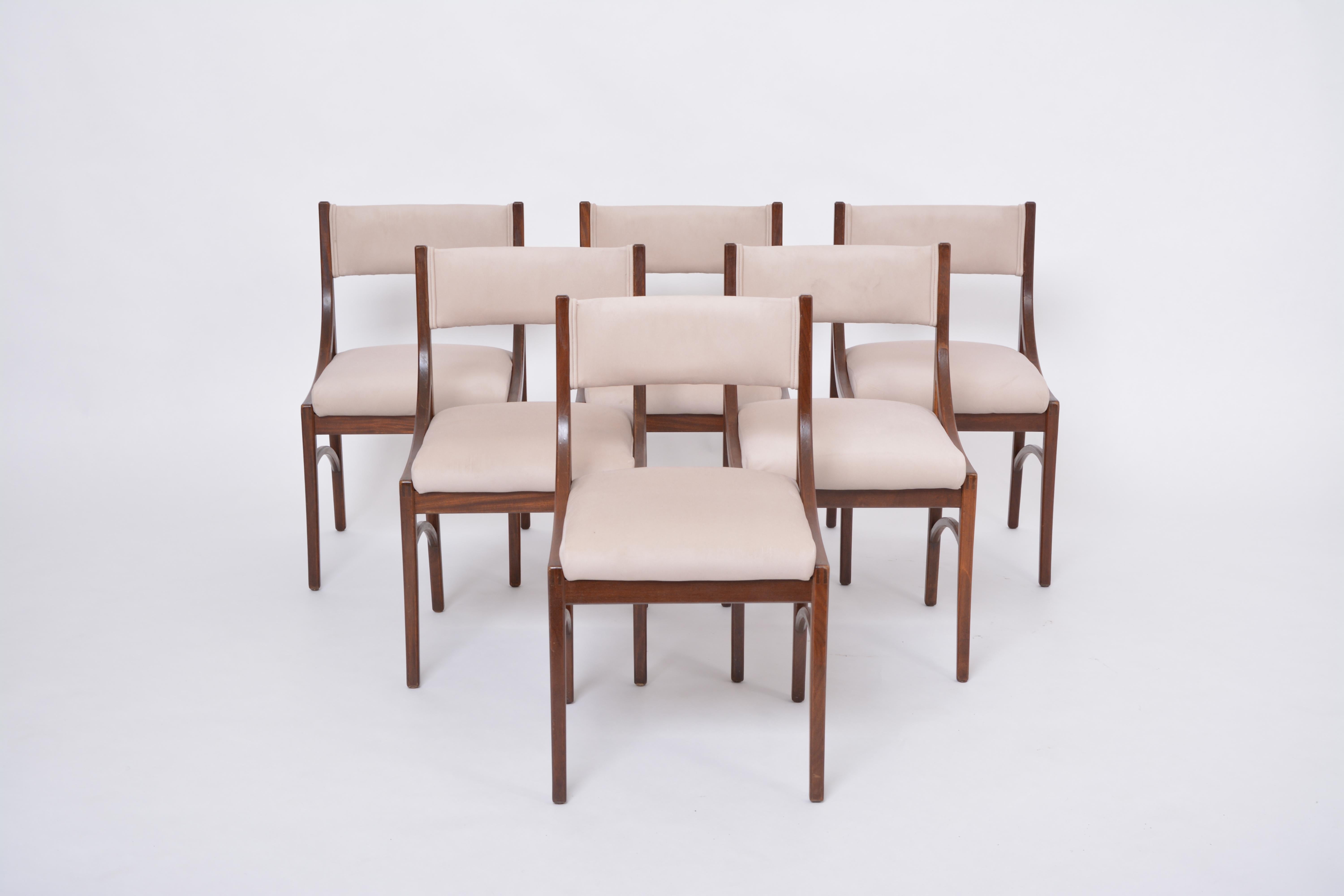 Set of six Mid-Century Modern Beige Dining Chairs by Ico Parisi for Cassina
Ico Parisi designed the model 110 chair in 1961. The chairs offered here are a version with padded backrest of this model. The chairs were produced by Gilberto Cassina in