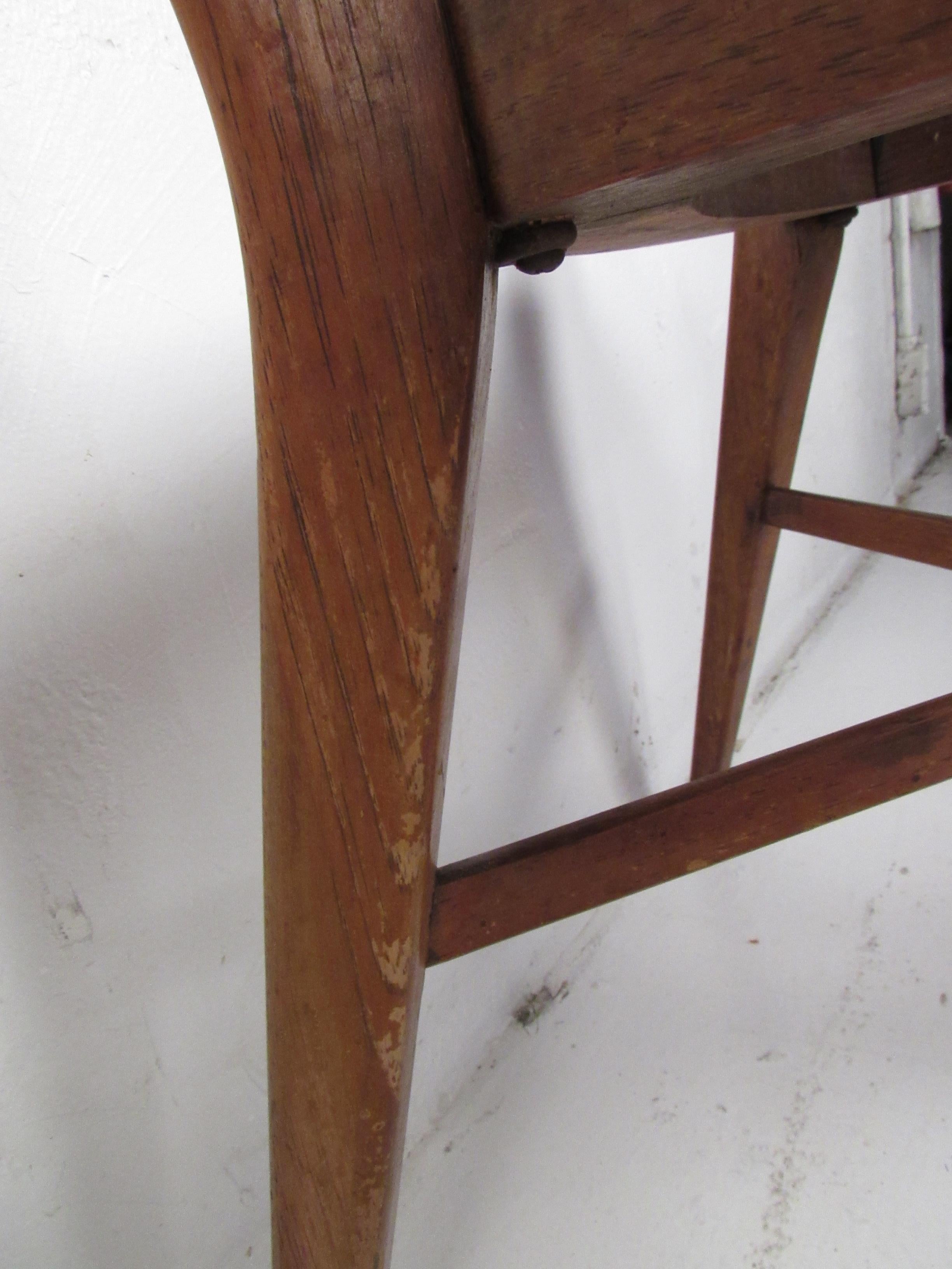 Satz von sechs modernen Esszimmerstühlen aus Rohr und Nussbaumholz aus der Mitte des Jahrhunderts im Angebot 8