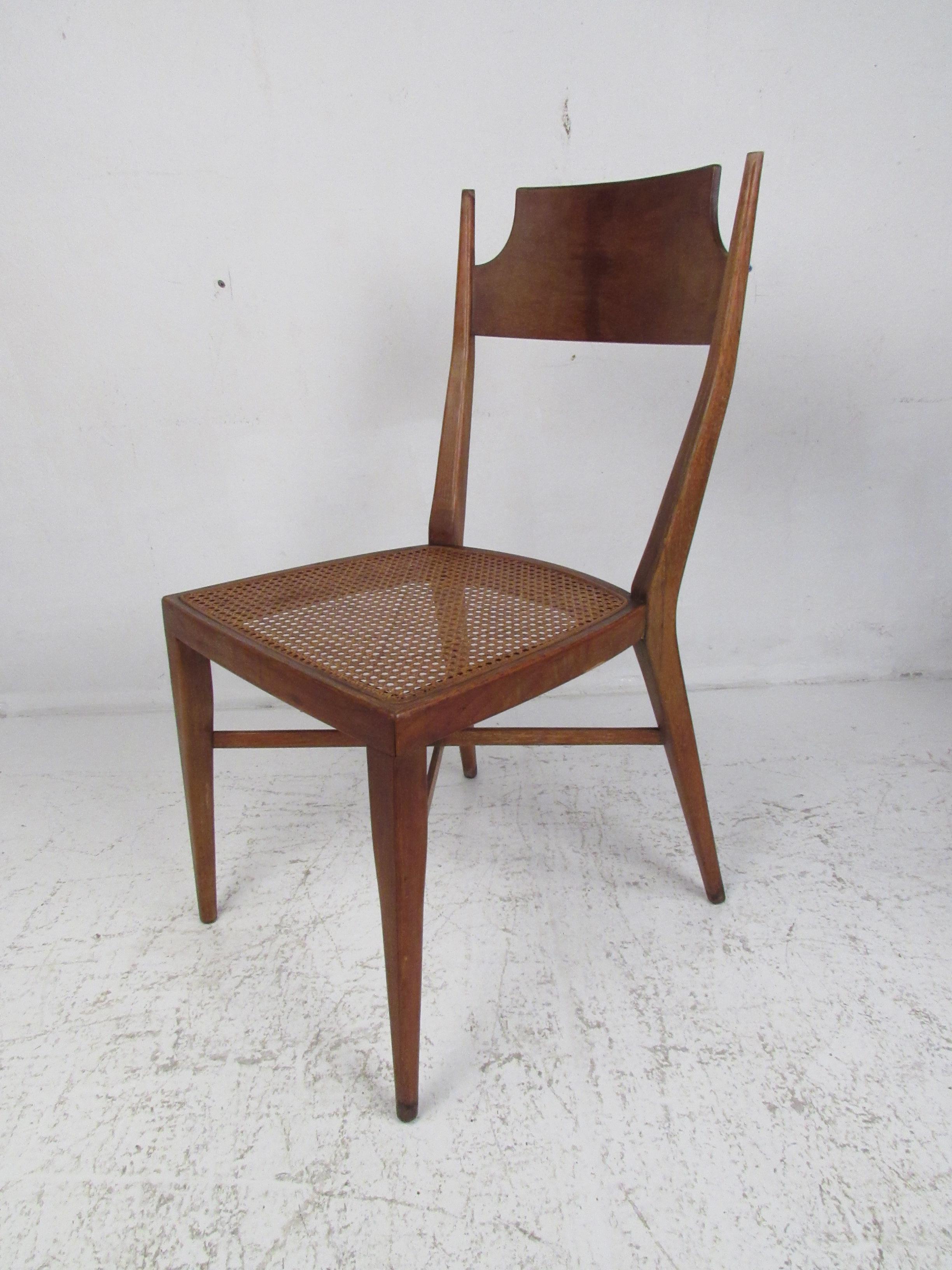 Ce superbe ensemble de six chaises de salle à manger modernes et vintage comprend deux chaises à bras et quatre chaises pantoufles. Un design élégant avec des sièges en cannage, des brancards en forme de 