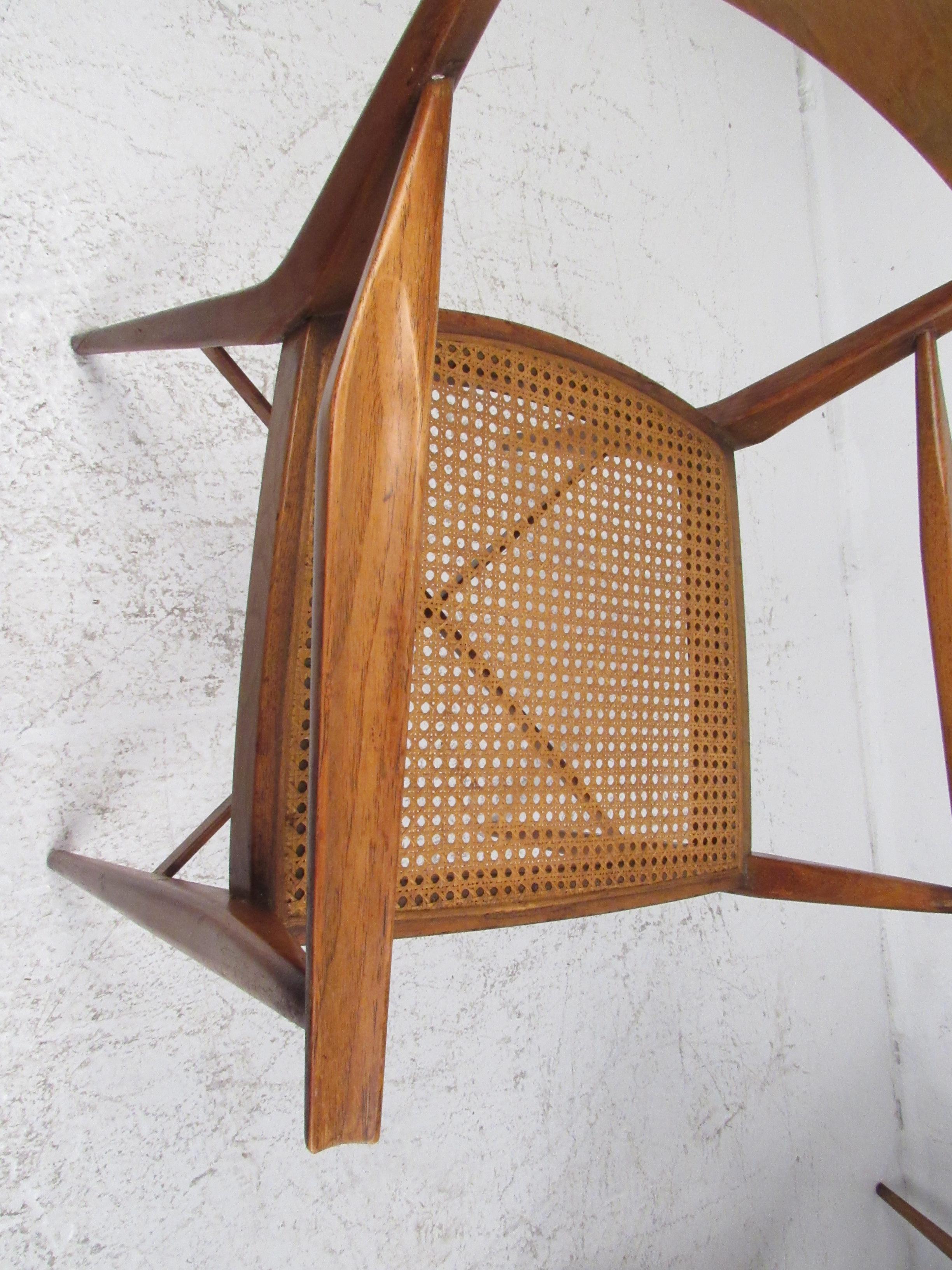 Ensemble de six chaises de salle à manger en rotin et noyer de style mi-siècle moderne en vente 2