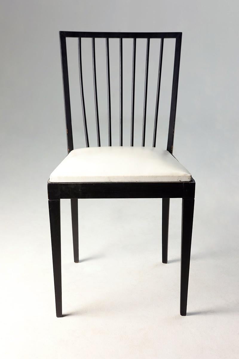 Set of six Mid-Century Modern dinning chairs by Flama Móveis Manufacture, Brazil, 1950s

The chairs' design consist of a structure in solid ebonized wood with white synthetic leather upholstery, featuring a backrest with seven spindles and