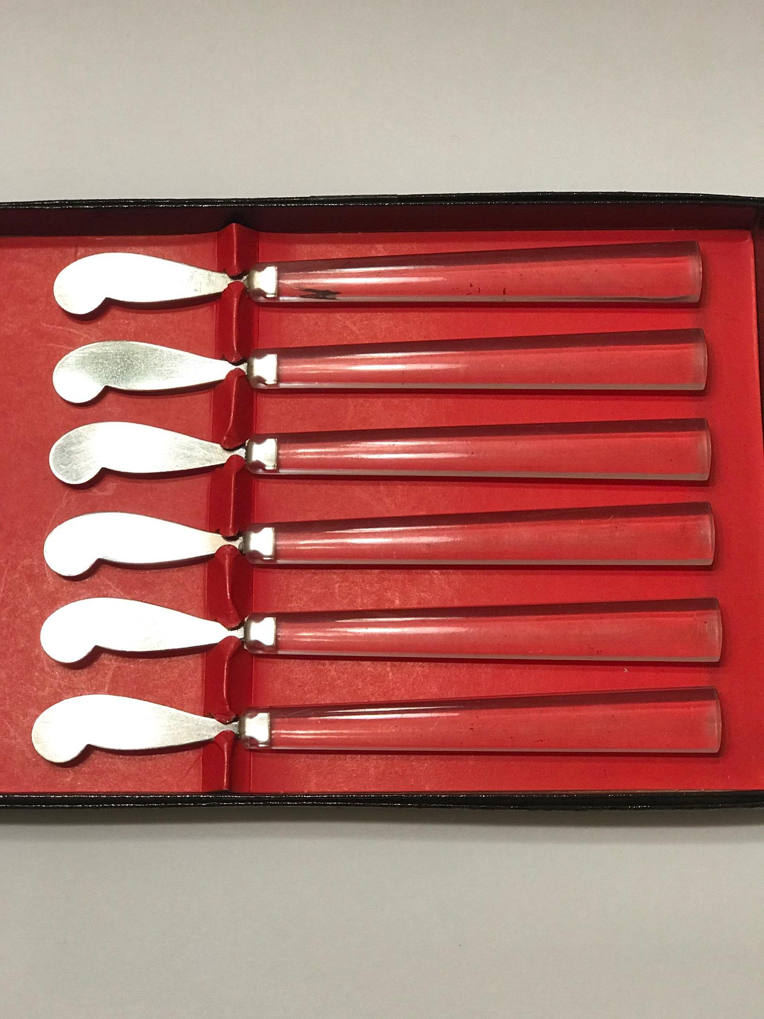 Set of vintage hors d'oeuvre knives, butter knives, or cheese spreaders in stainless steel with Lucite handles. A cheerful addition to any barware set or serving set.