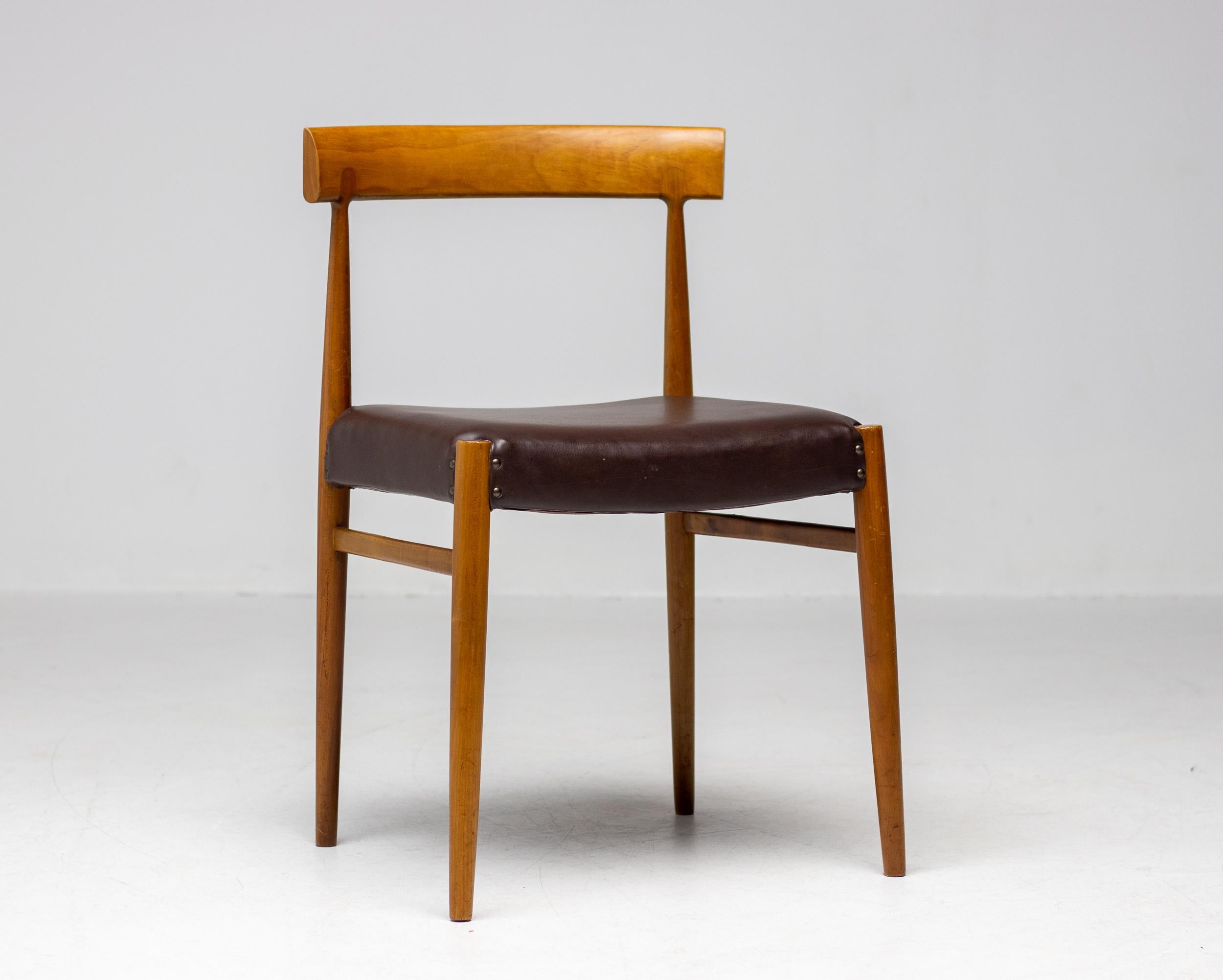 Set unico di 6 sedie da pranzo scandinave di ottima fattura in teak e Naugahyde marrone cioccolato scuro in condizioni originali. Gli schienali delle sedie presentano un meraviglioso dettaglio costruttivo, simile a quello dei disegni di Hans J.