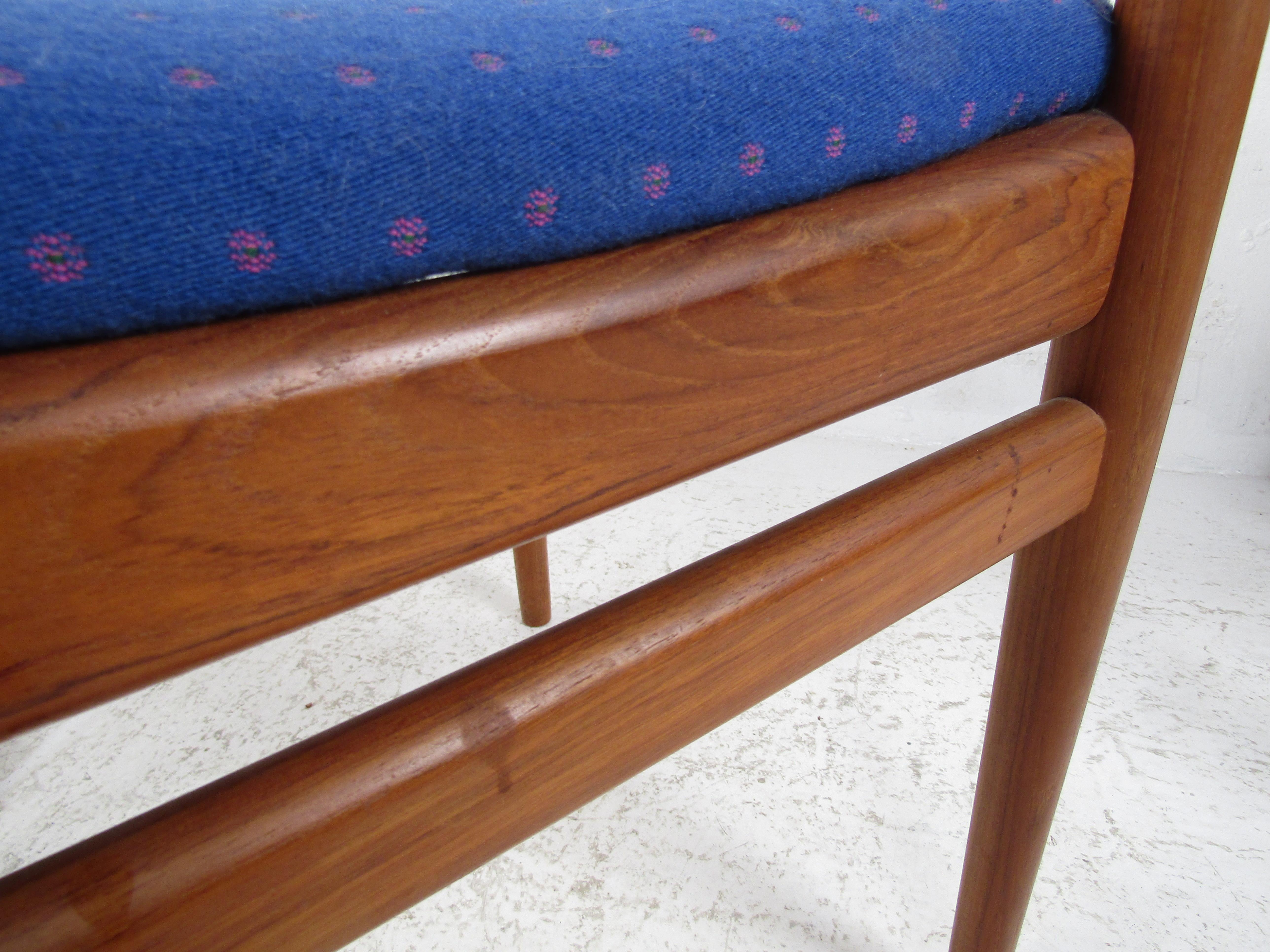Late 20th Century Set of Six Mid-Century Modern Danish Dining Chairs For Sale