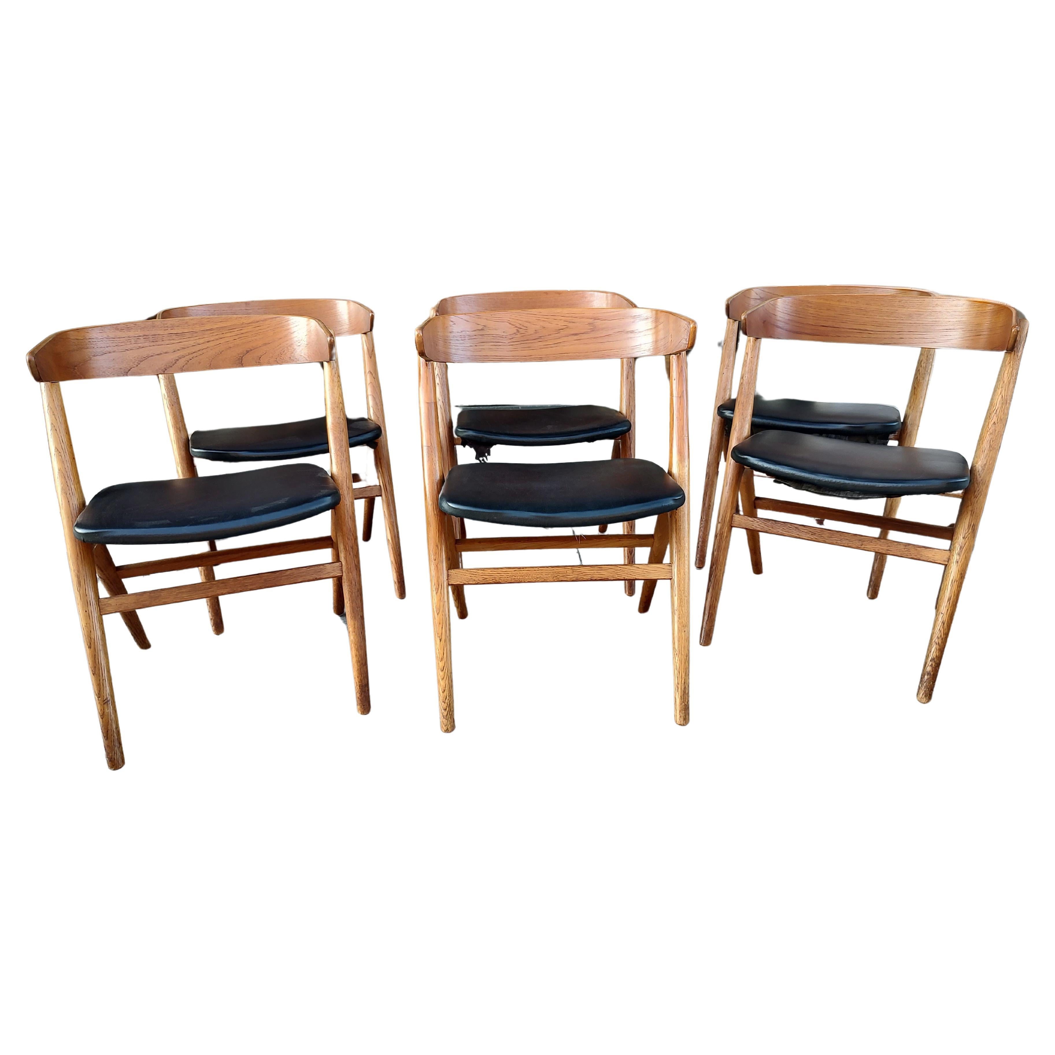 Fabuloso juego de seis sillas de comedor de Helge Sibast con respaldos curvados y moldeados y una base de estilo A - Frame para el diseño de la silla. La piel sintética Skai es el material de los asientos. En excelente estado vintage con un desgaste