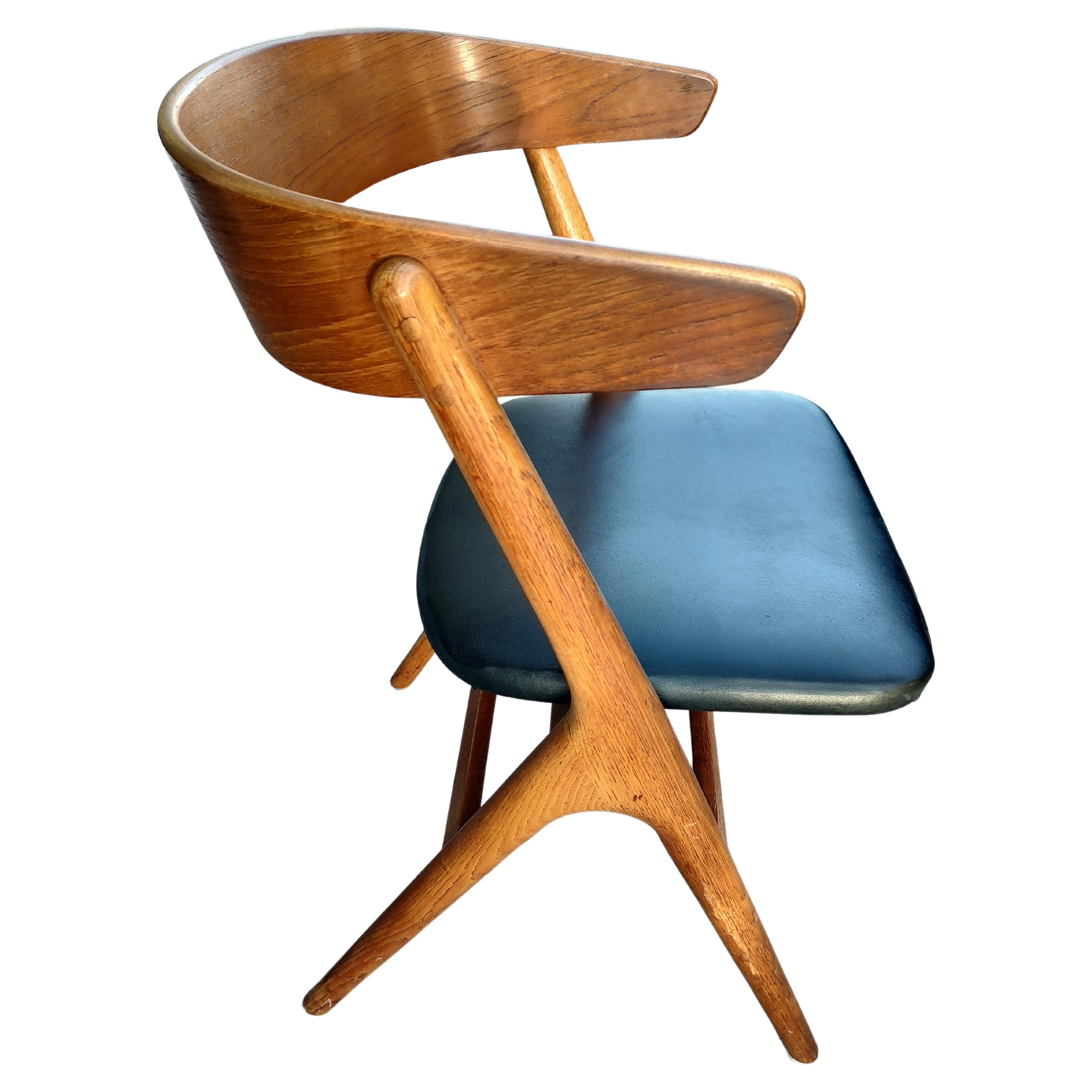 Conjunto de seis sillas de comedor danesas modernas de mediados de siglo núm. 9 de Helge Sibast cuero de imitación en venta