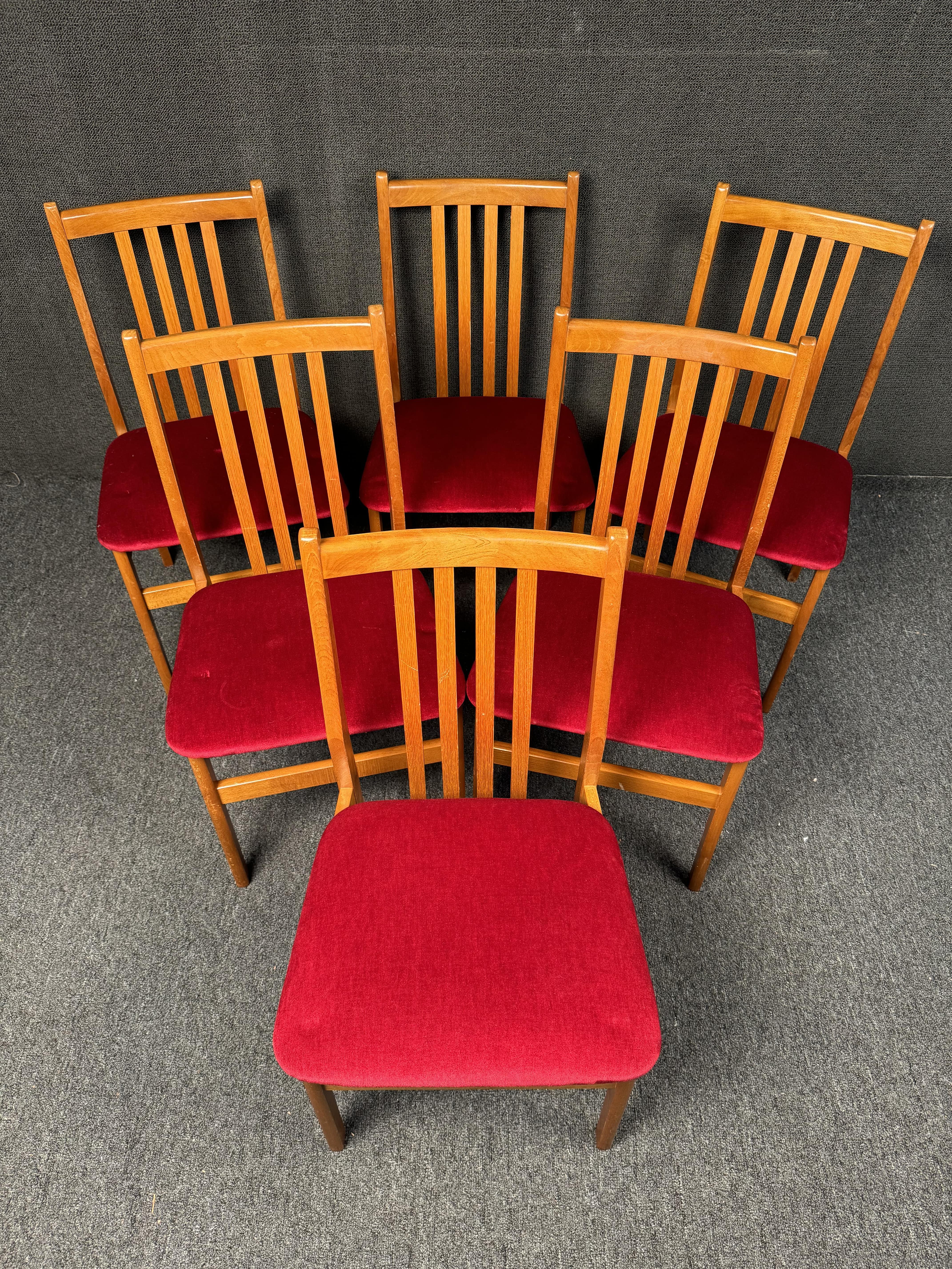 Zu Ihrer Information. Ein Satz von (6) schönen MCM Esszimmerstühlen mit roter Polsterung. Ein schönes Beispiel für einen der begehrtesten Stile im Möbeldesign. Bitte bestätigen Sie den Standort mit dem Verkäufer (NY oder NJ)