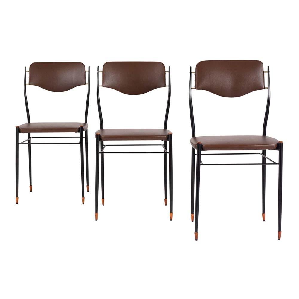 Ces six chaises de salle à manger modernes des années 1960 ont été professionnellement restaurées par notre équipe d'artisans et sont en très bon état. Cet ensemble est doté d'une structure métallique élégante peinte en noir, d'embouts en bois sur