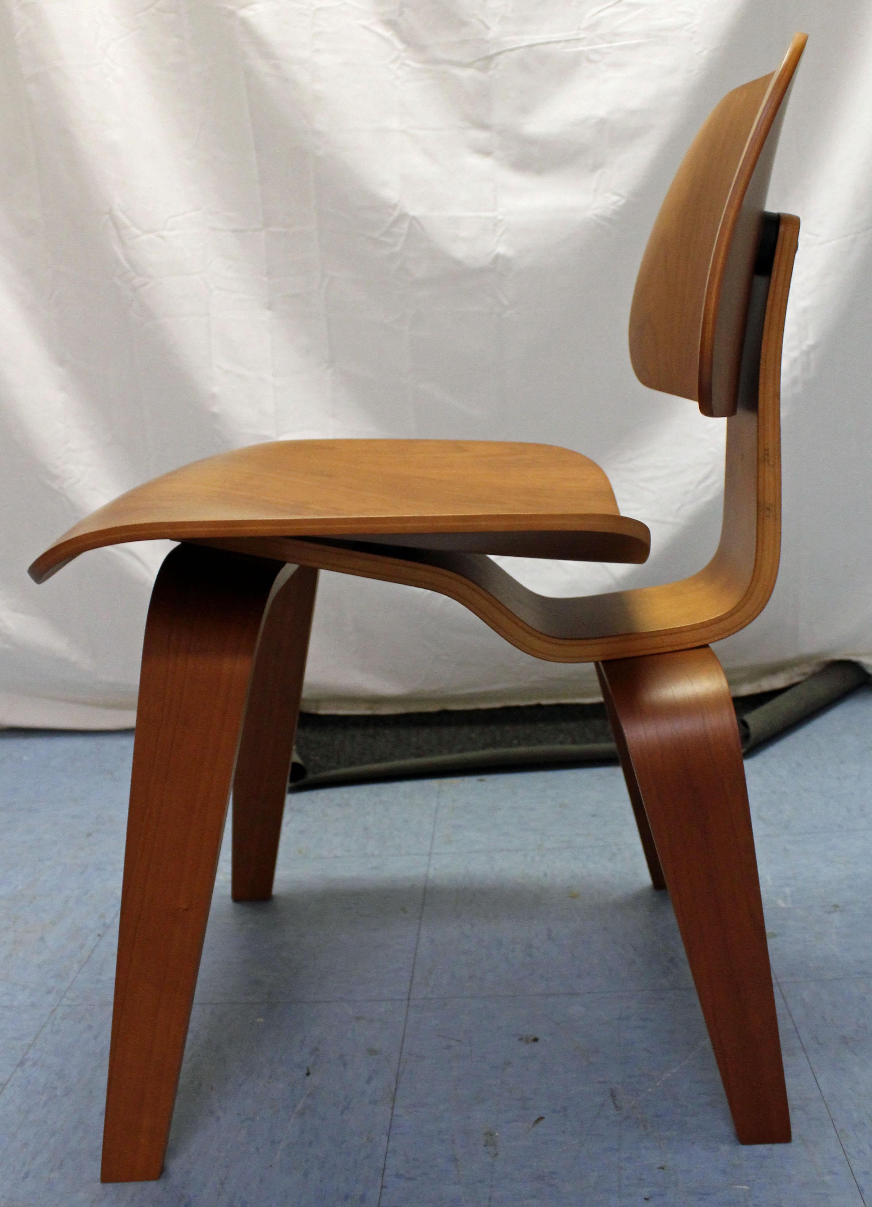 American Set of Six Mid-Century Modern Eames Herman Miller Molded Plywood Dining Chairs
