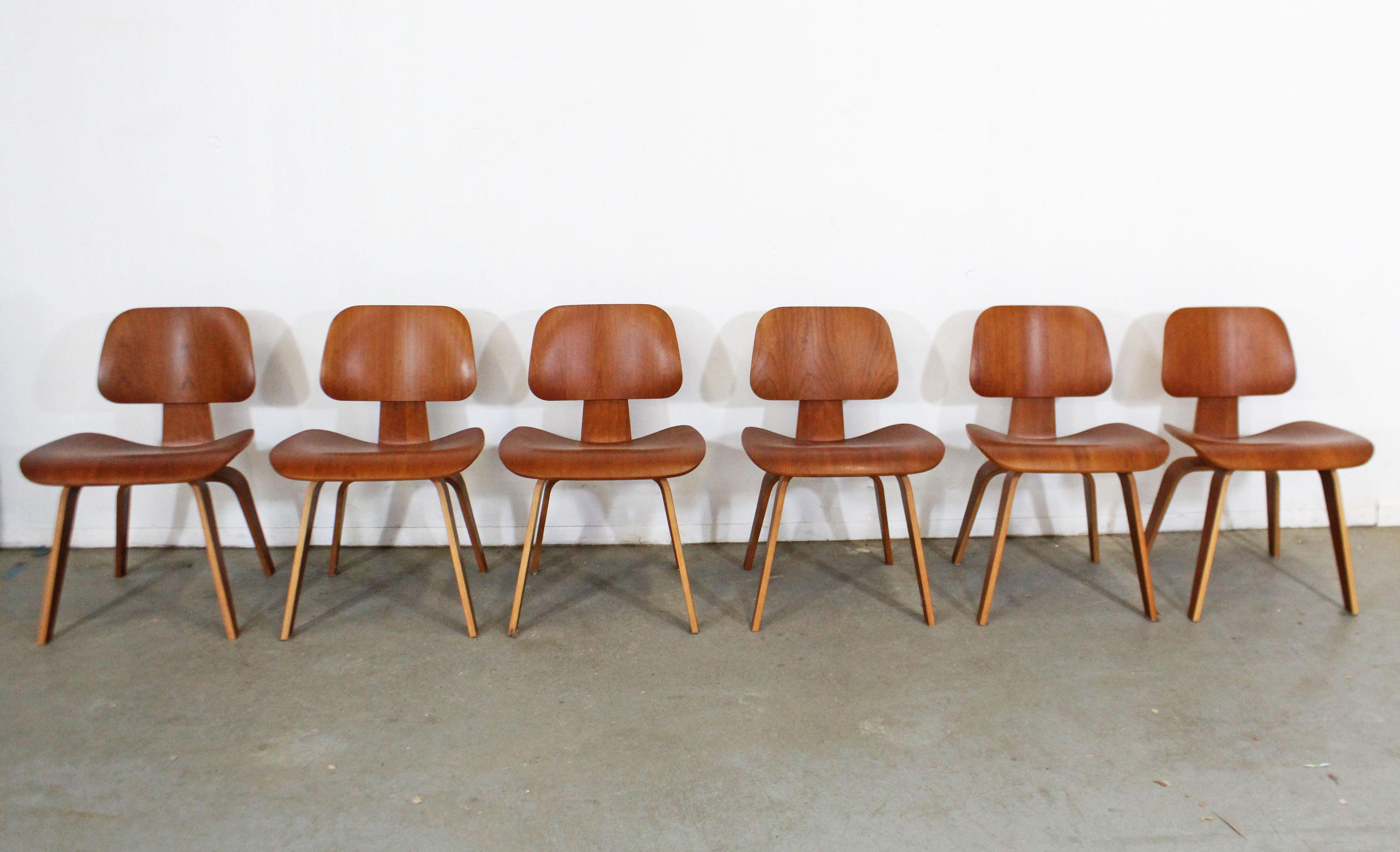 Set of Six Mid-Century Modern Eames Herman Miller Molded Plywood Dining Chairs In Good Condition In Wilmington, DE