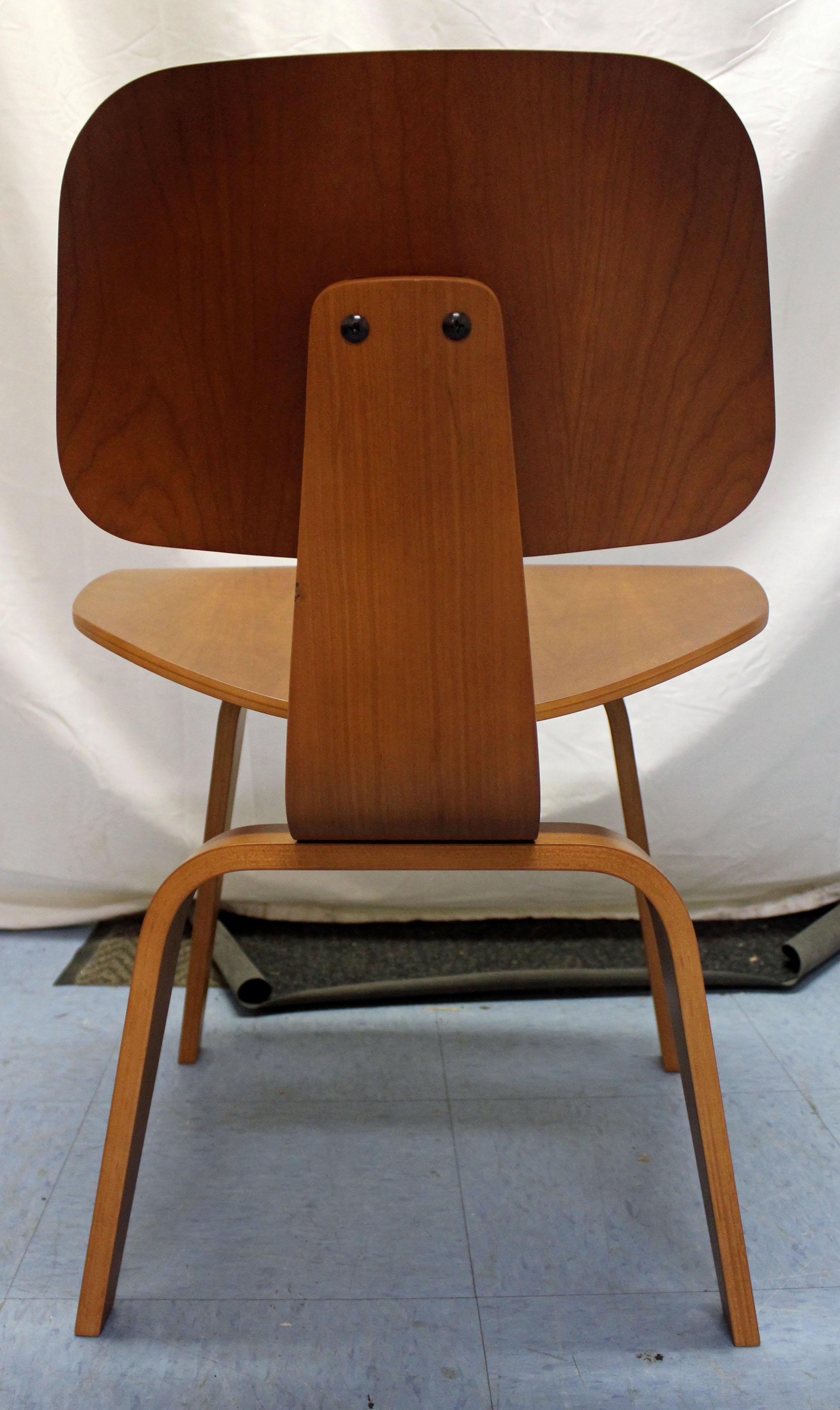 Set of Six Mid-Century Modern Eames Herman Miller Molded Plywood Dining Chairs In Good Condition In Wilmington, DE