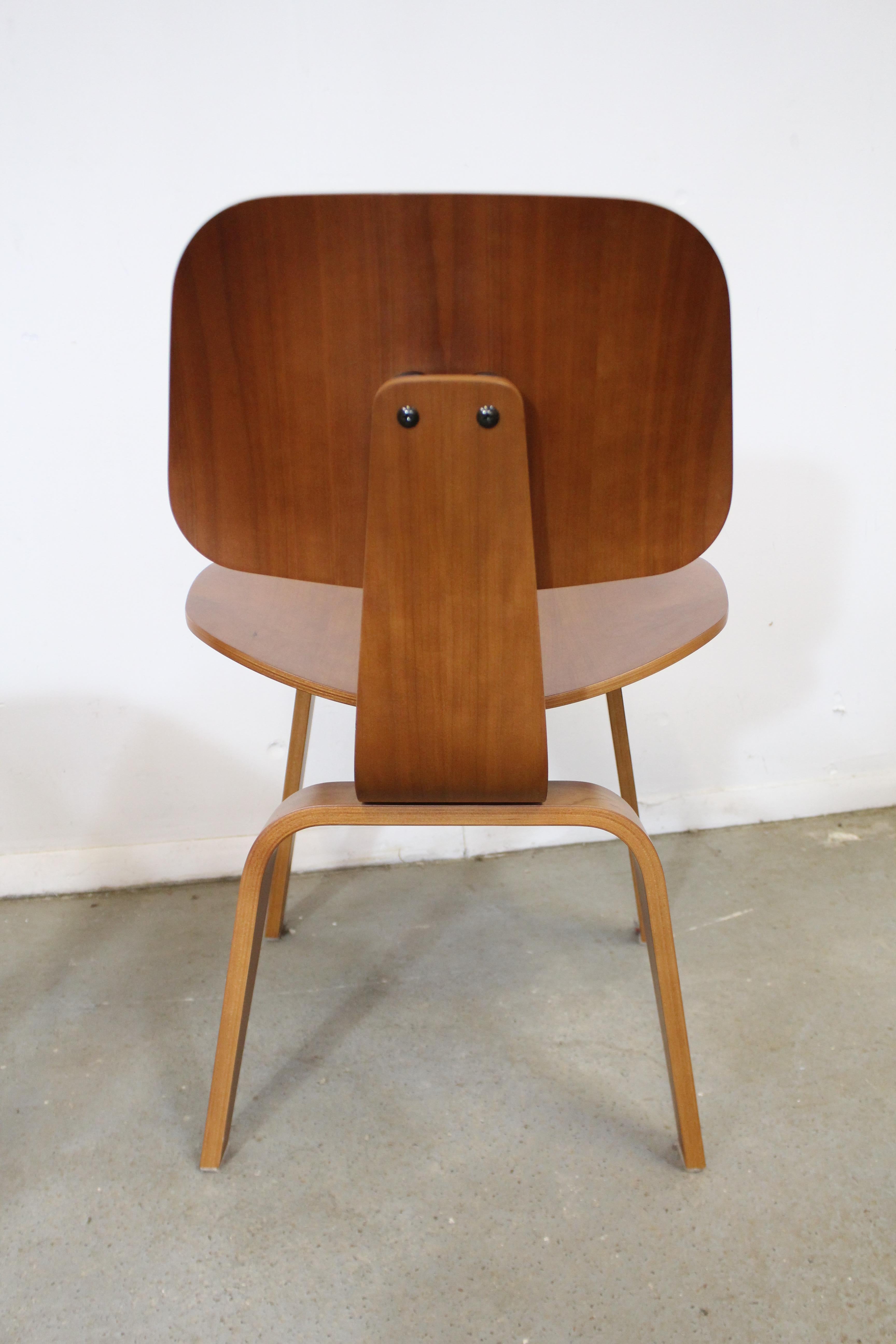 Set of Six Mid-Century Modern Eames Herman Miller Molded Plywood Dining Chairs 2