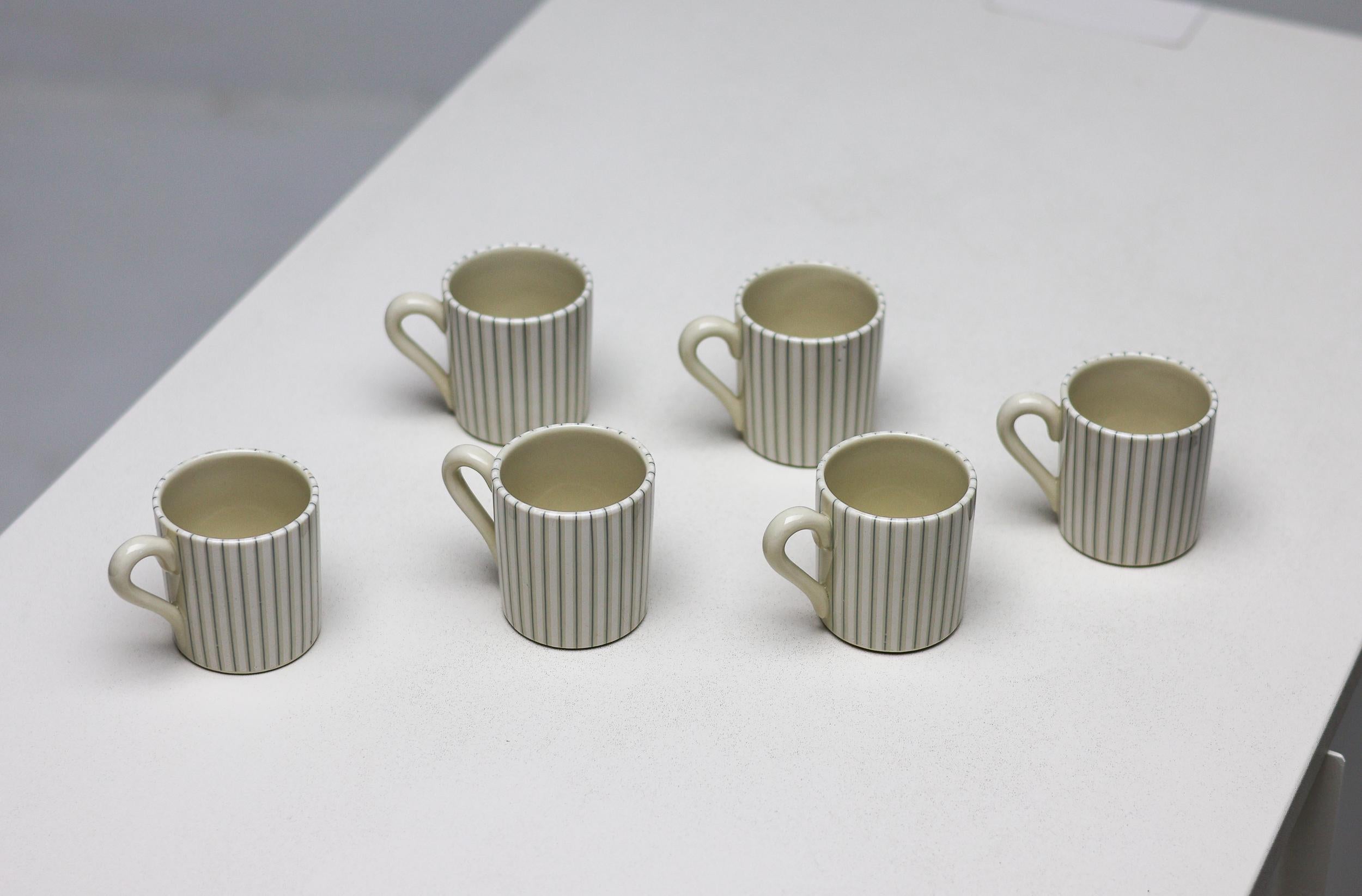Bellissimo set di 6 tazze da caffè Mayer China disegnate da George Nelson & Associates.
Marchio del produttore stampato sul lato inferiore del  Una porcellana George Nelson Design Mayer di Minners Co.

Queste tazze da caffè disegnate da George
