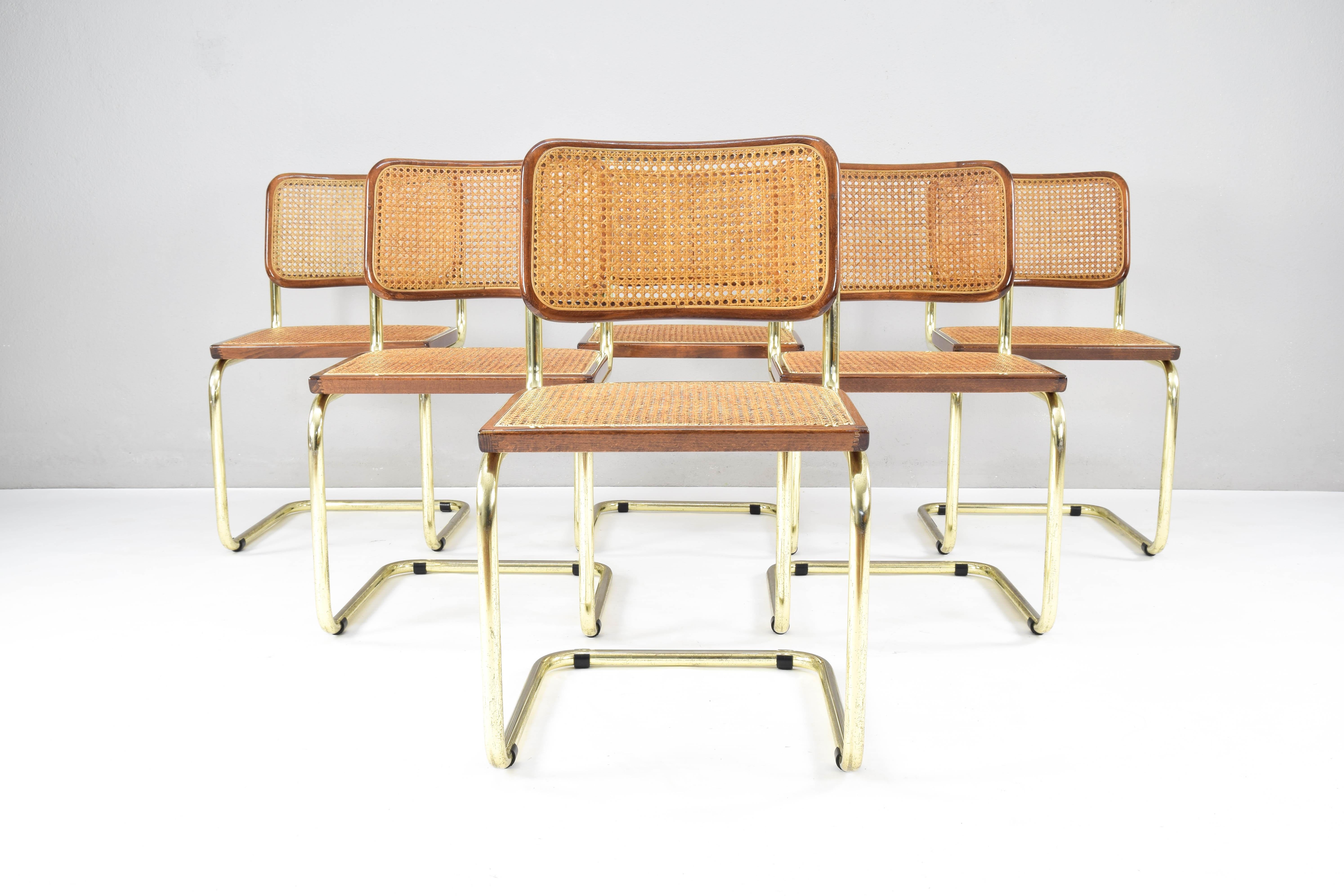 Set of six Cesca chairs model B32, Italy from the 70s. Tubular structure in brass steel. Beech wood frames and natural Viennese grating.
All the seat grilles have been put in new. Brass has wear areas as shown in the images.

Measures:
Height 83