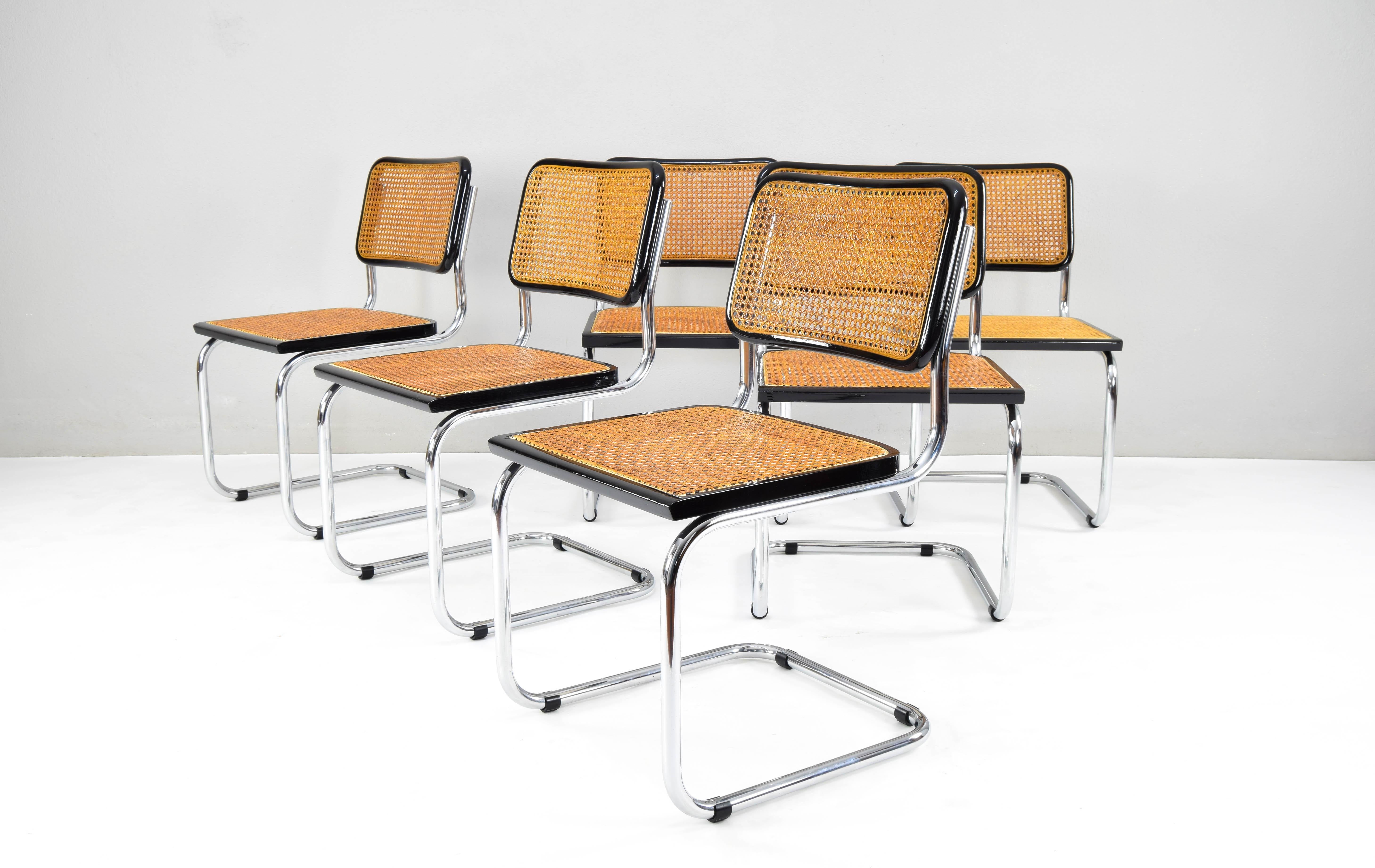 Set of six Cesca chairs, model B32, made in Italy in the 1970s. Black lacquered beech wood frames and Viennese natural grid. The grills of the six seats have been put new. The chrome plating of the structures very good general