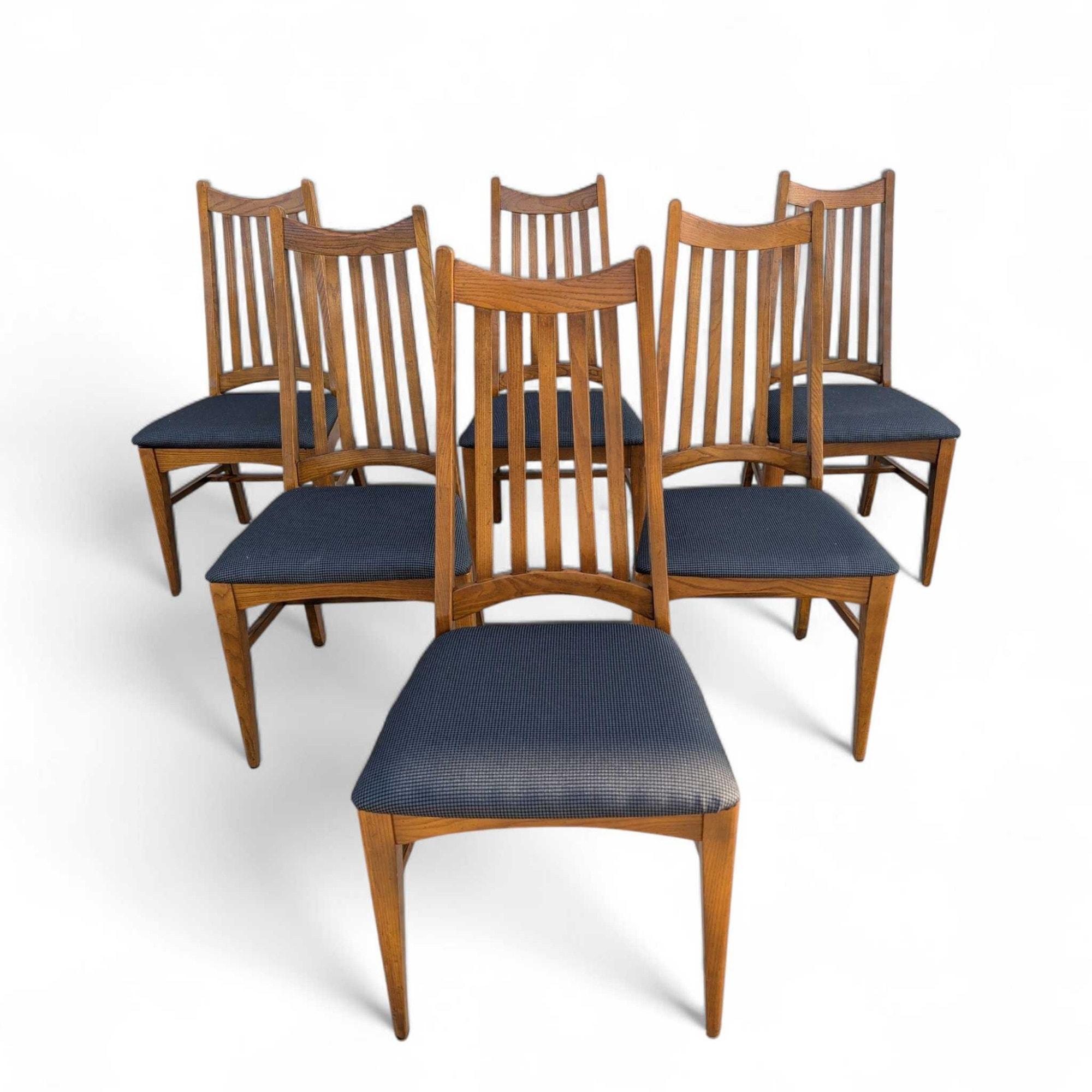Ein eleganter Satz von sechs Esszimmerstühlen aus Eichenholz im Mid-Century Modern-Stil, mit Lattenrost und neu gepolsterten Sitzen in einem stilvollen Stoff.

Diese Stühle vereinen klare Linien mit klassischen Designelementen und schaffen so eine