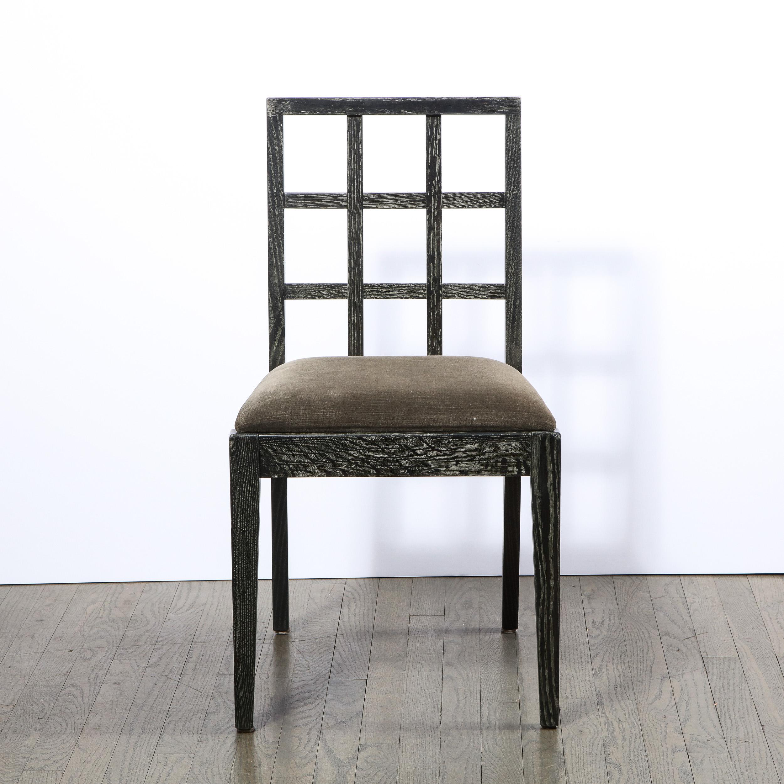 Cet ensemble sophistiqué de six chaises de salle à manger de style moderne du milieu du siècle dernier a été réalisé par l'estimé designer américain Eugene Schoen vers 1940. Ils présentent des pieds rectangulaires, une assise légèrement convexe en