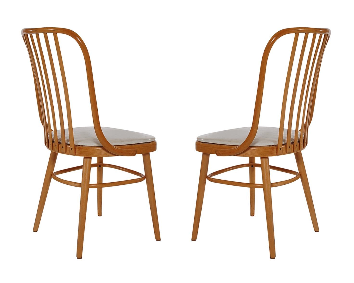 American Set of Six Mid-Century Modern Spindle Back Dining Chairs in Maple after Thonet