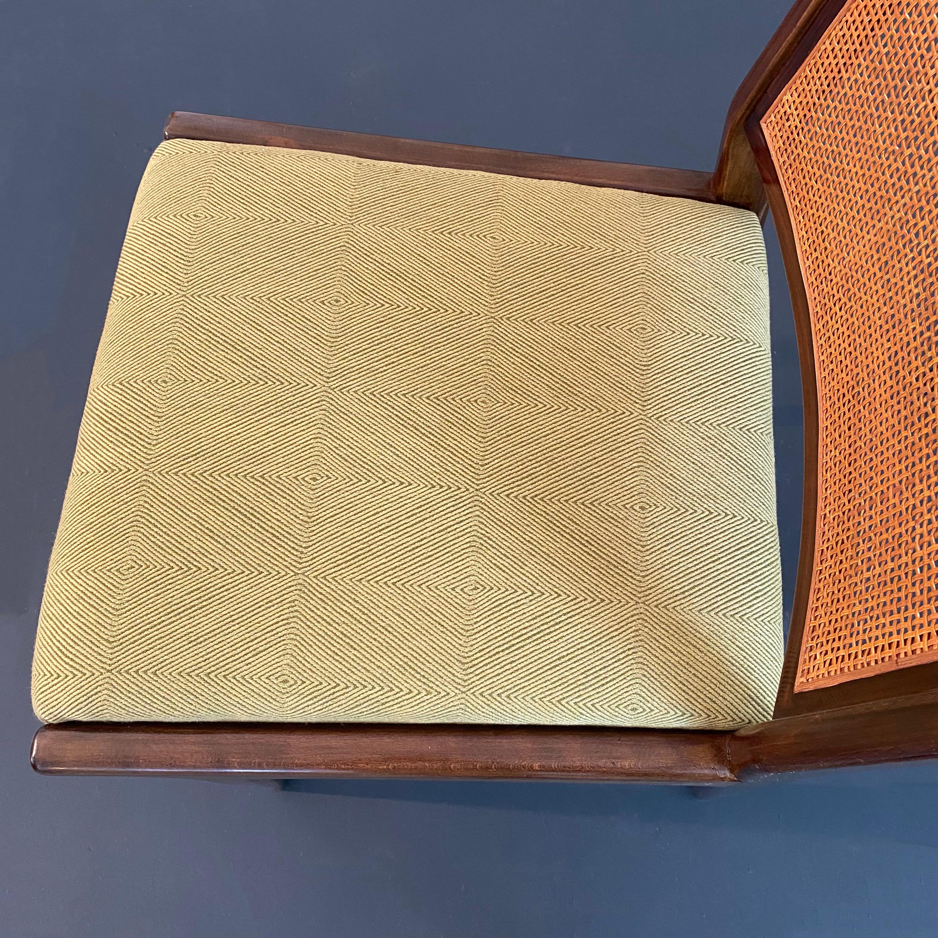 Ensemble de six chaises de salle à manger en noyer et en rotin de style moderne du milieu du siècle par DUX en vente 7
