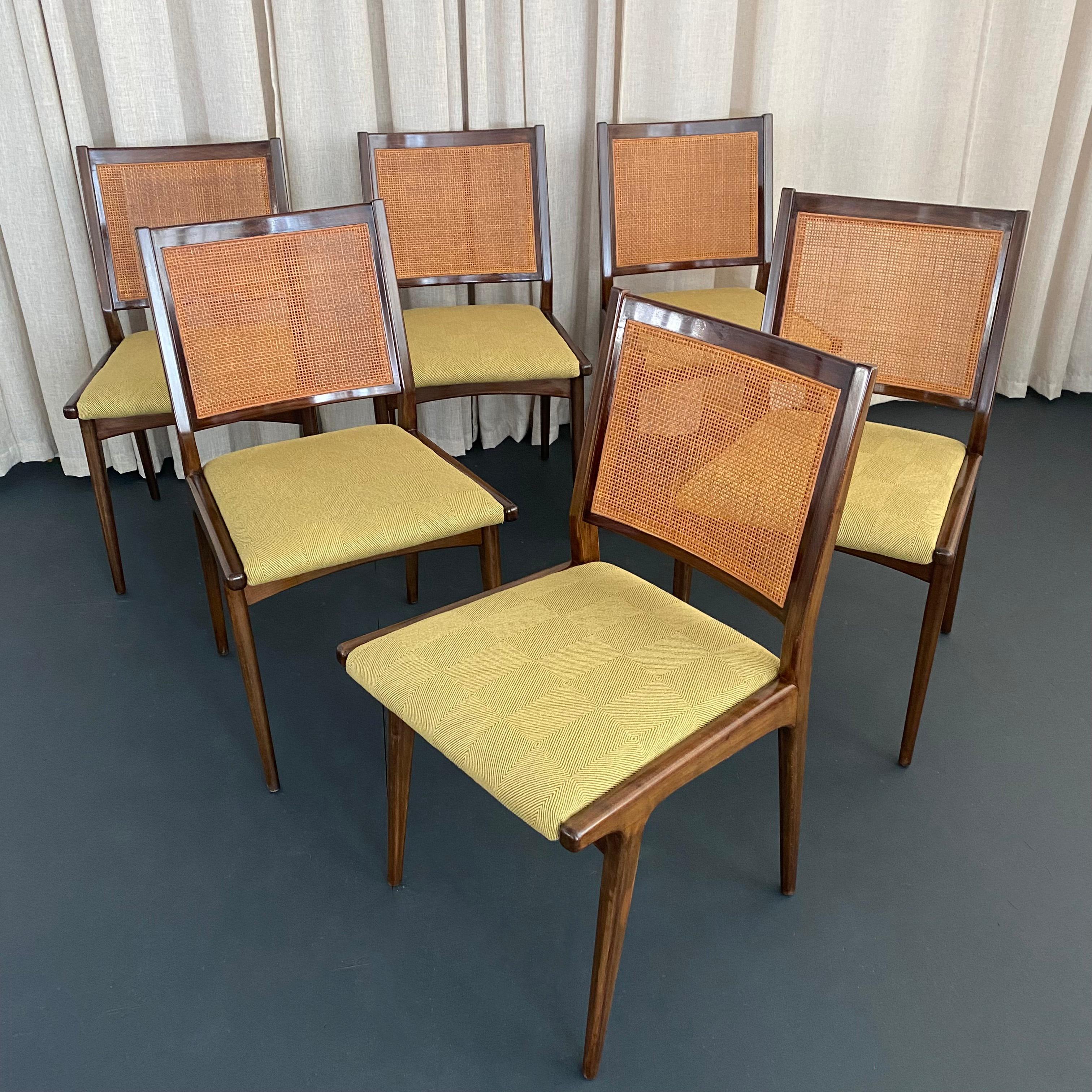 Cet ensemble de six chaises de salle à manger The Scandinavian Modern a été fabriqué par la société suédoise de meubles Dux vers les années 1960. Ces chaises ont également été attribuées au célèbre designer américano-danois Jens Risom, mais cet