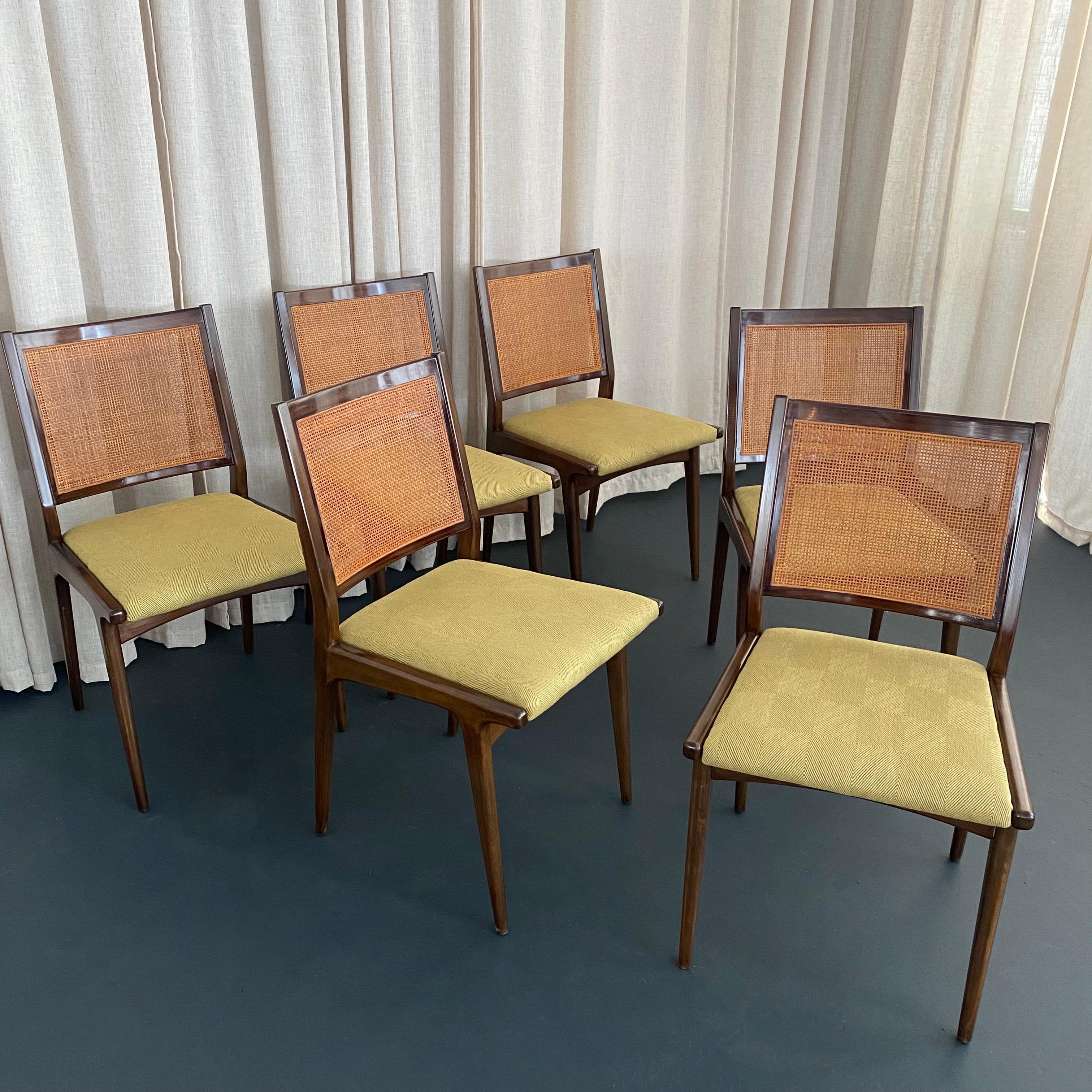 Scandinave moderne Ensemble de six chaises de salle à manger en noyer et en rotin de style moderne du milieu du siècle par DUX en vente