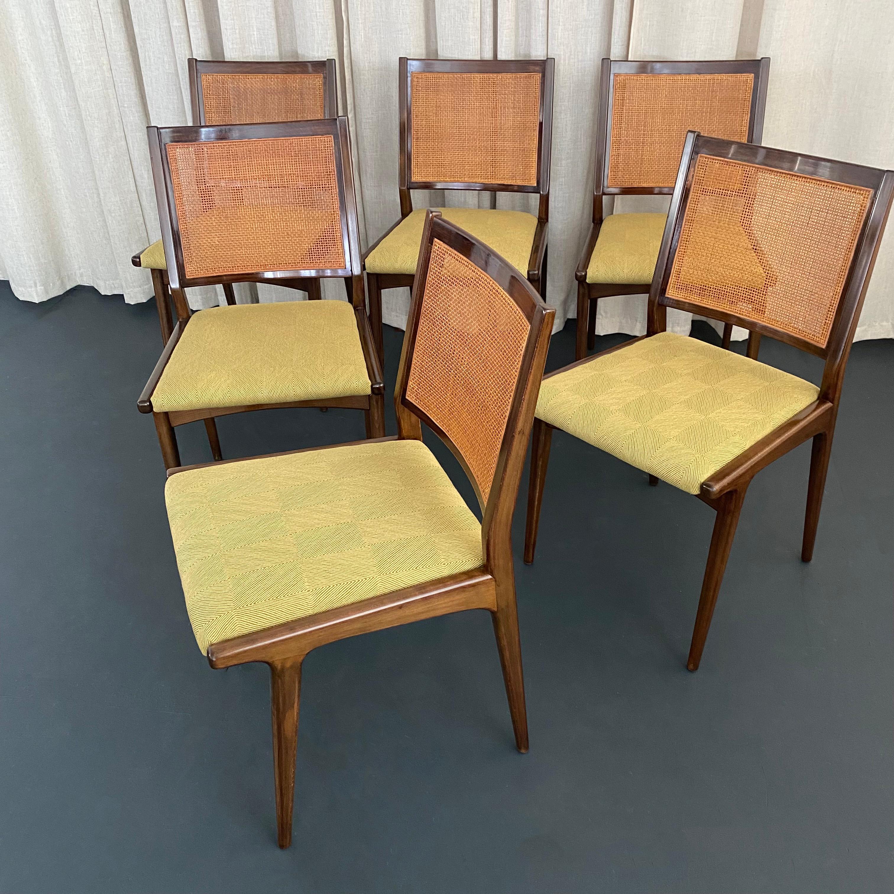 20ième siècle Ensemble de six chaises de salle à manger en noyer et en rotin de style moderne du milieu du siècle par DUX en vente