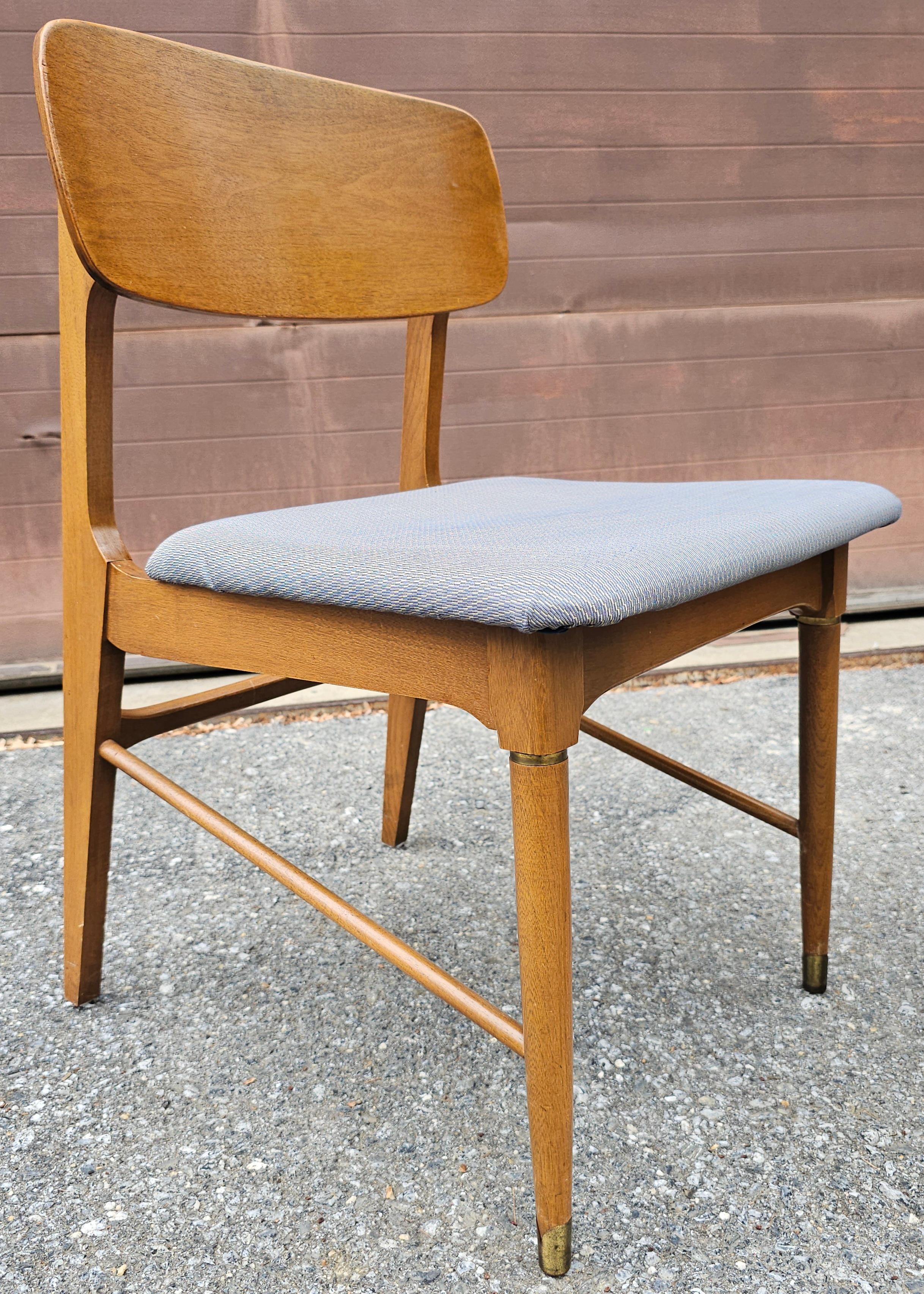 Ensemble de six chaises de salle à manger en noyer et à assise tapissée, de style The Modernity en vente 2