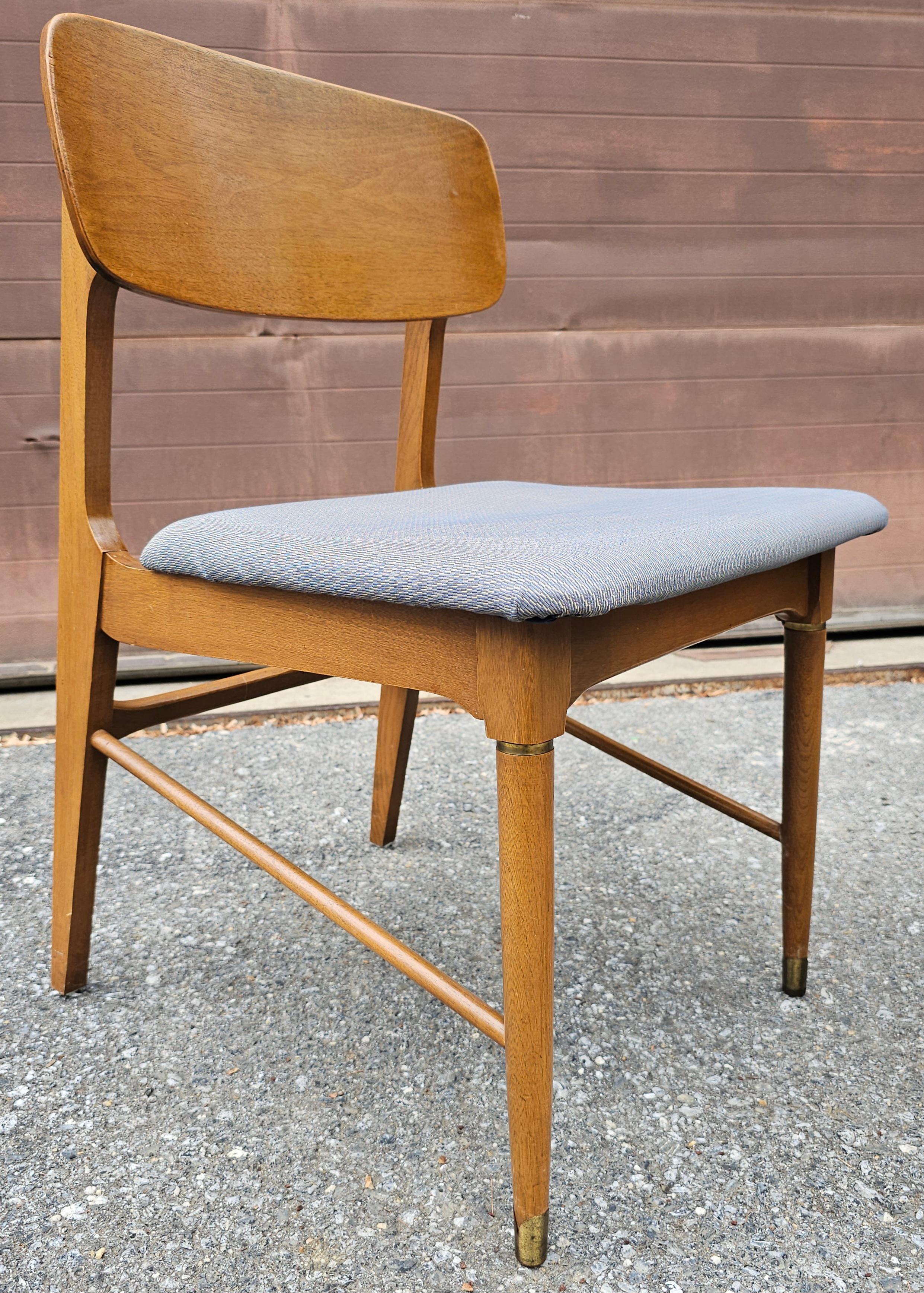 Ensemble de six chaises de salle à manger en noyer et à assise tapissée, de style The Modernity en vente 3