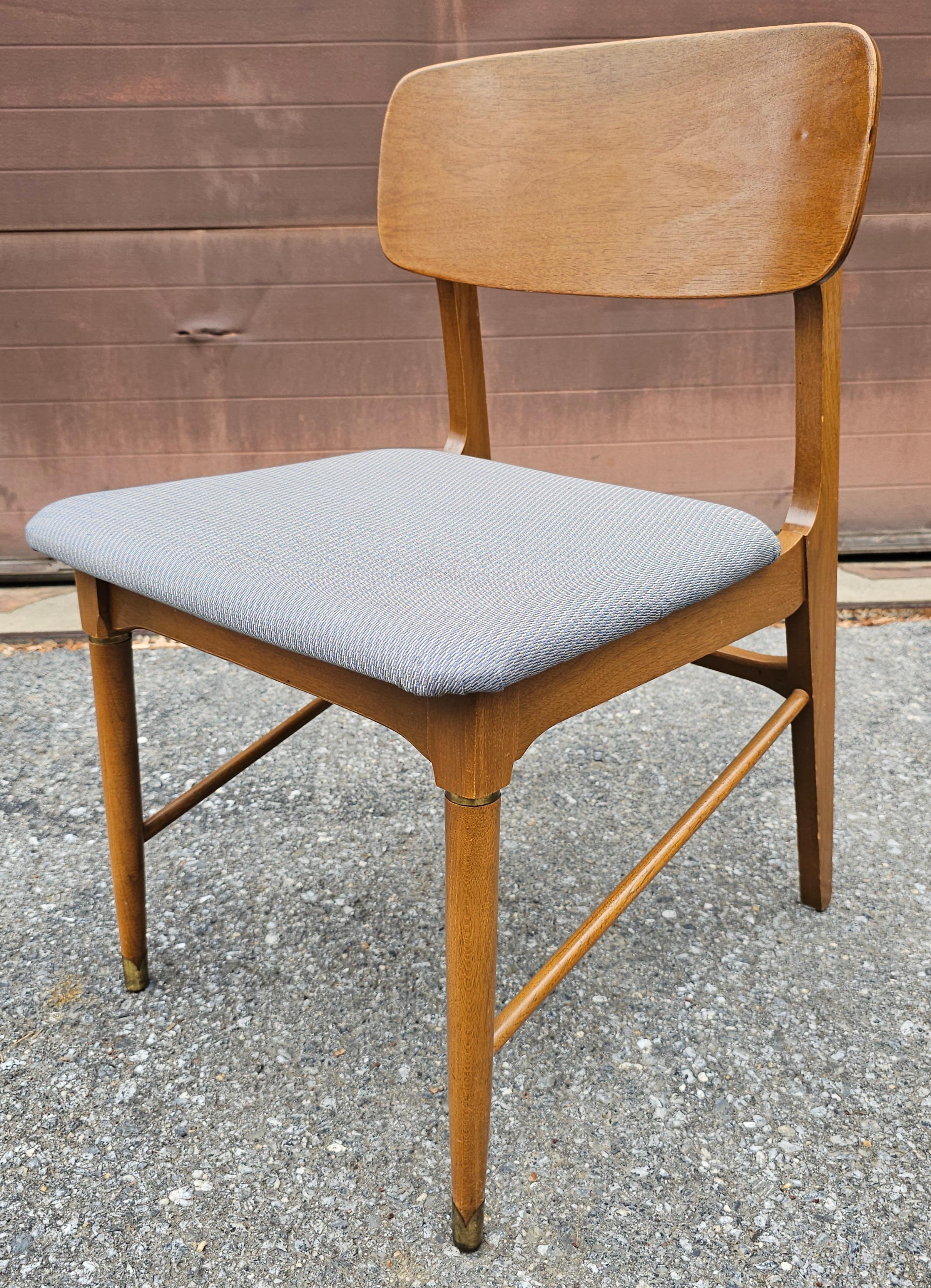Ensemble de six chaises de salle à manger en noyer et à assise tapissée, de style The Modernity en vente 4