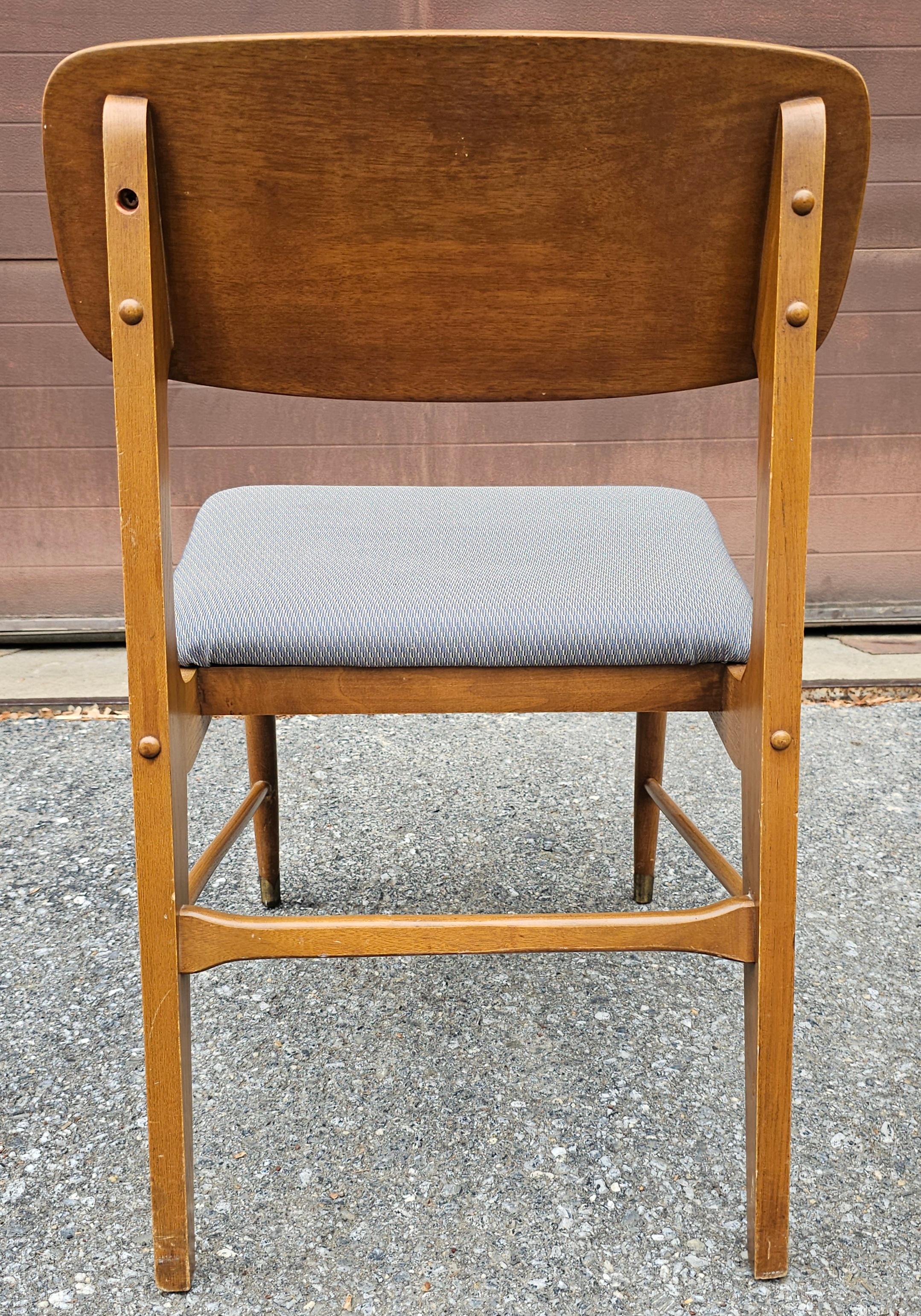 Ensemble de six chaises de salle à manger en noyer et à assise tapissée, de style The Modernity en vente 5