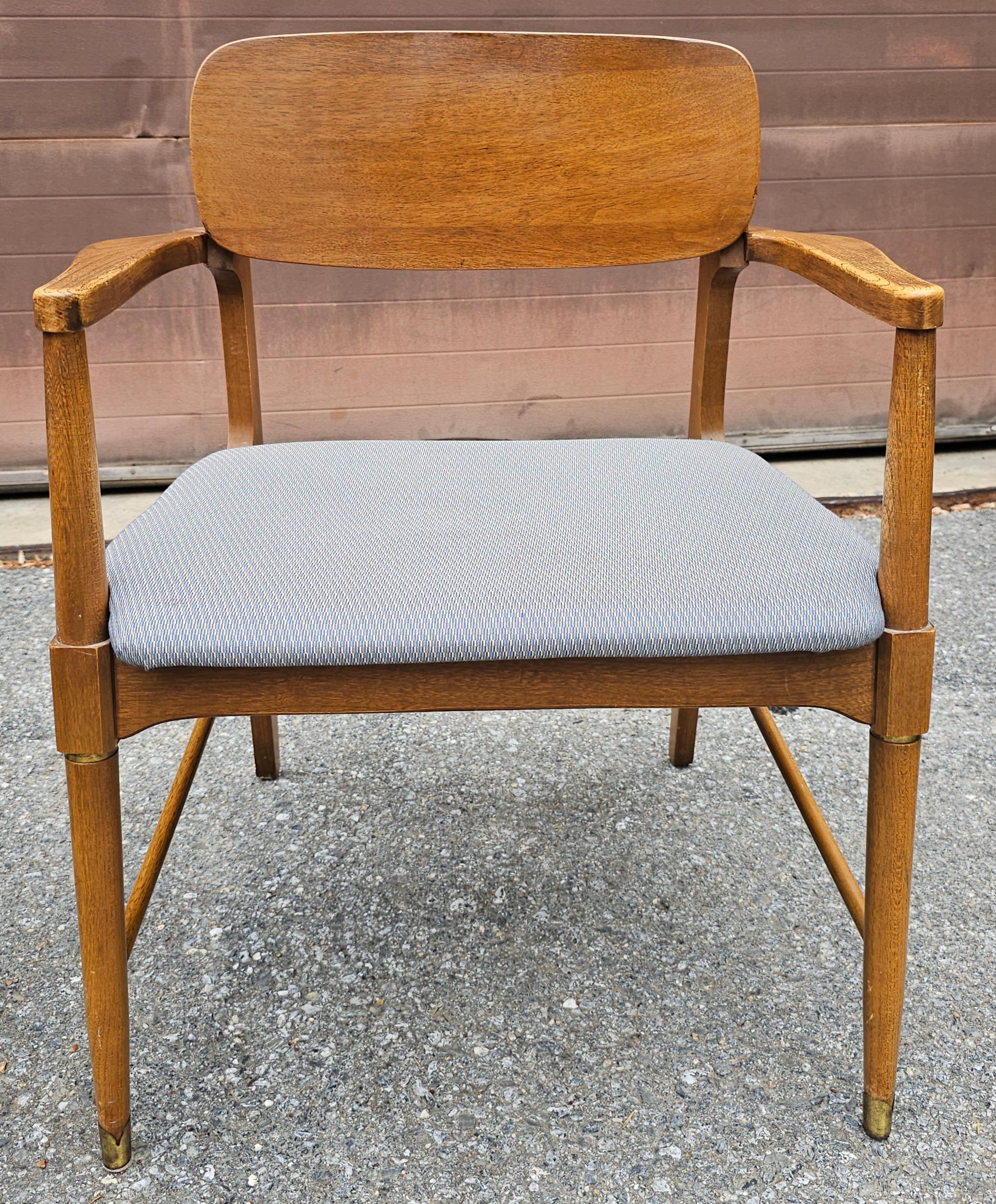 Ensemble de six chaises de salle à manger en noyer et à assise tapissée, de style The Modernity en vente 6