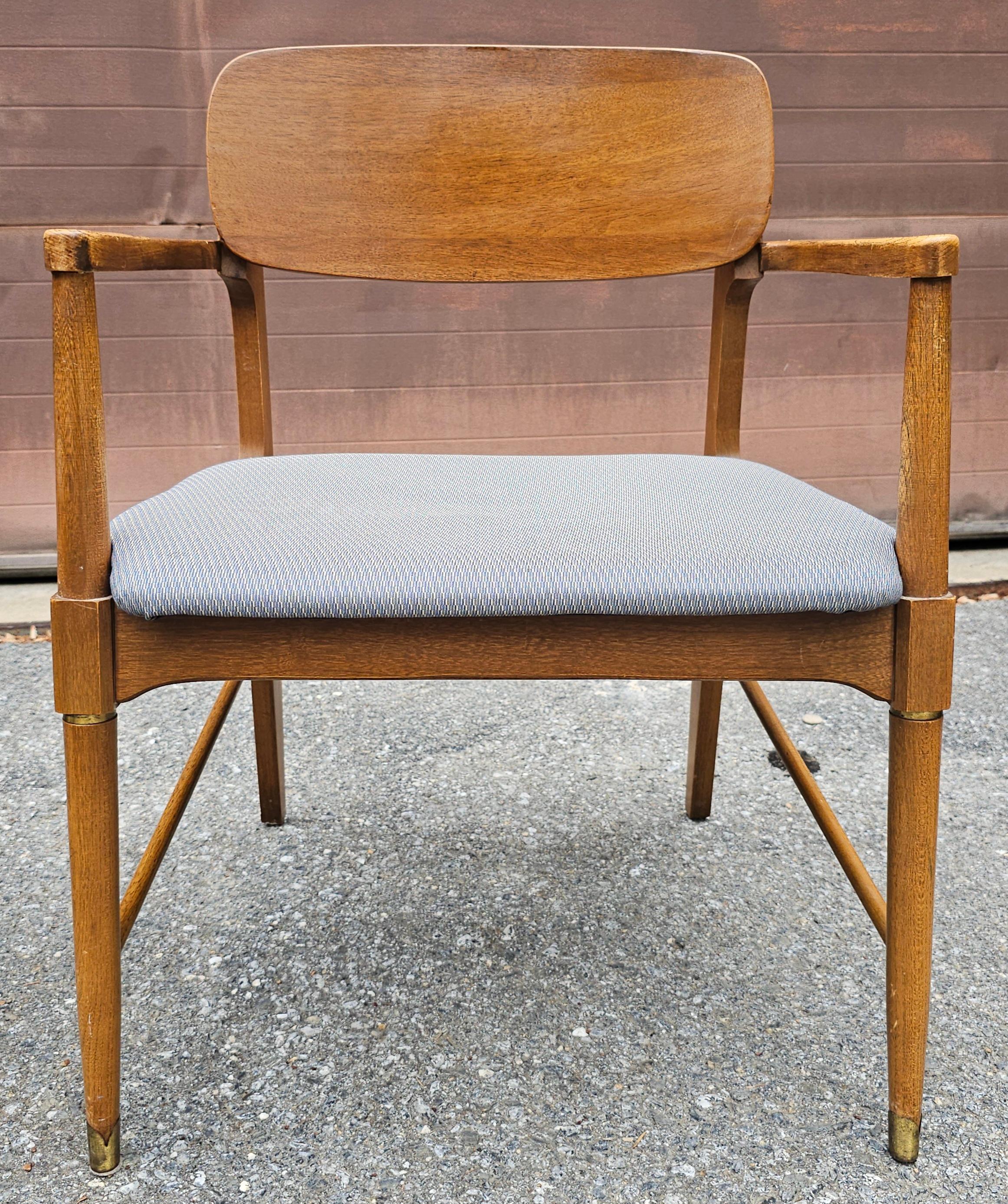 Ensemble de six chaises de salle à manger en noyer et à assise tapissée, de style The Modernity en vente 7