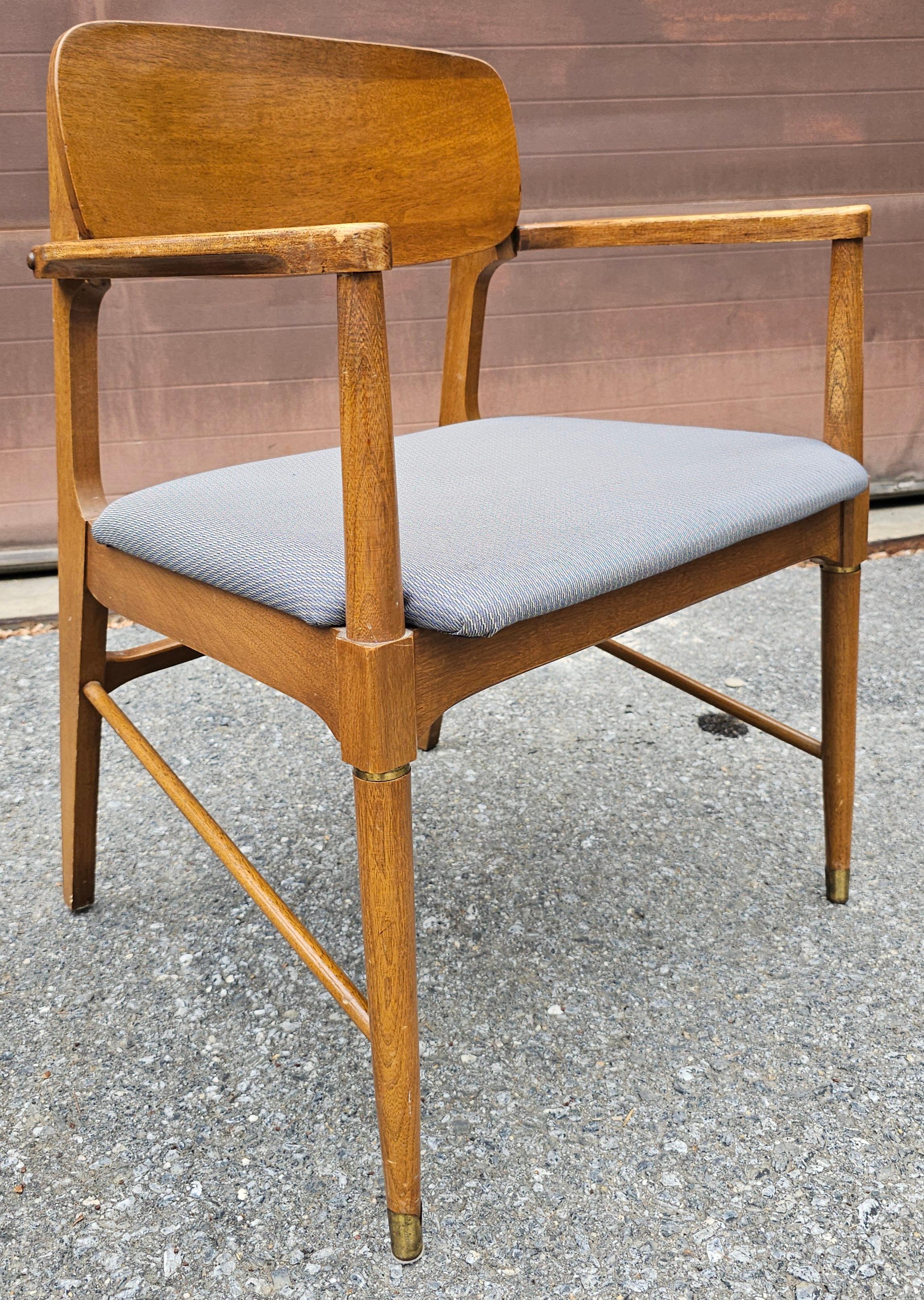 Ensemble de six chaises de salle à manger en noyer et à assise tapissée, de style The Modernity en vente 8