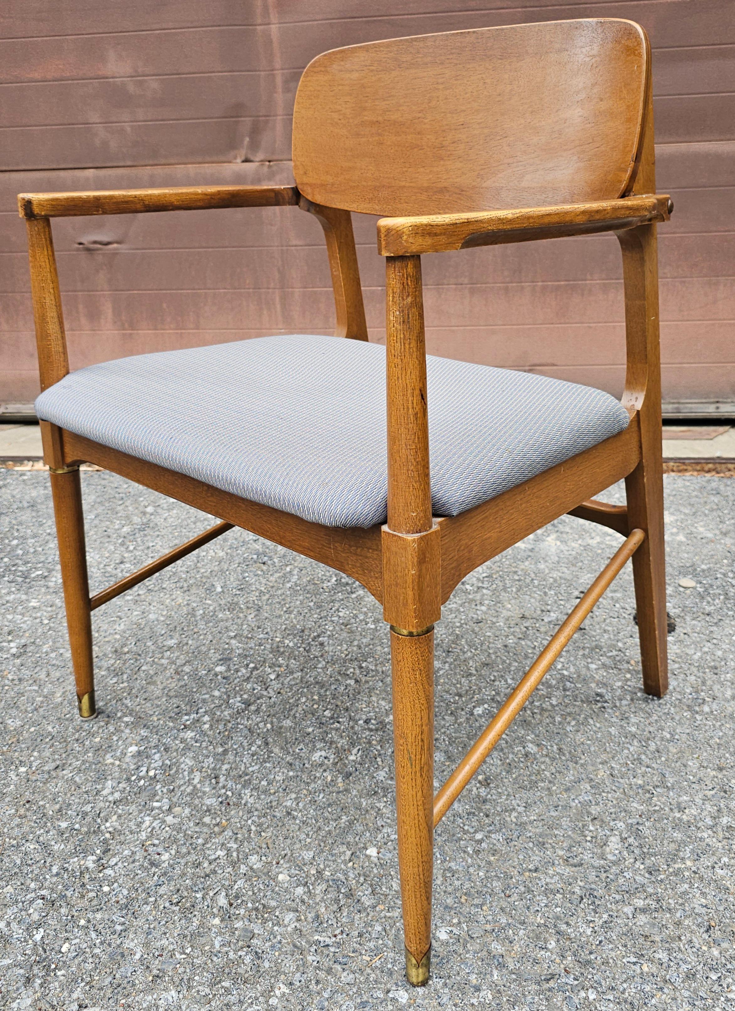Ensemble de six chaises de salle à manger en noyer et à assise tapissée, de style The Modernity en vente 9