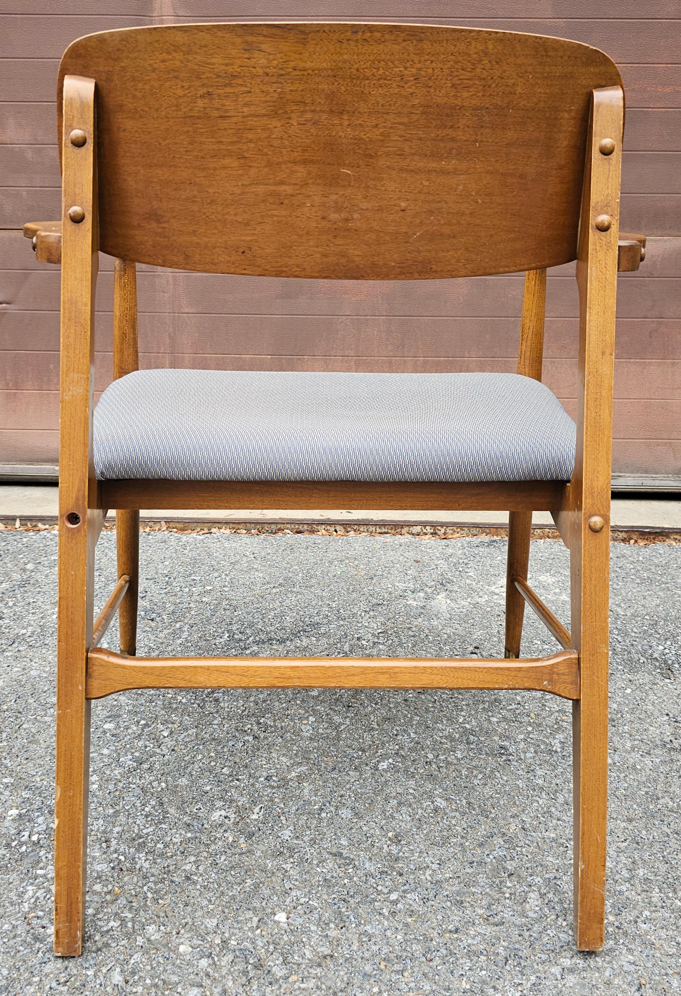 Ensemble de six chaises de salle à manger en noyer et à assise tapissée, de style The Modernity en vente 10