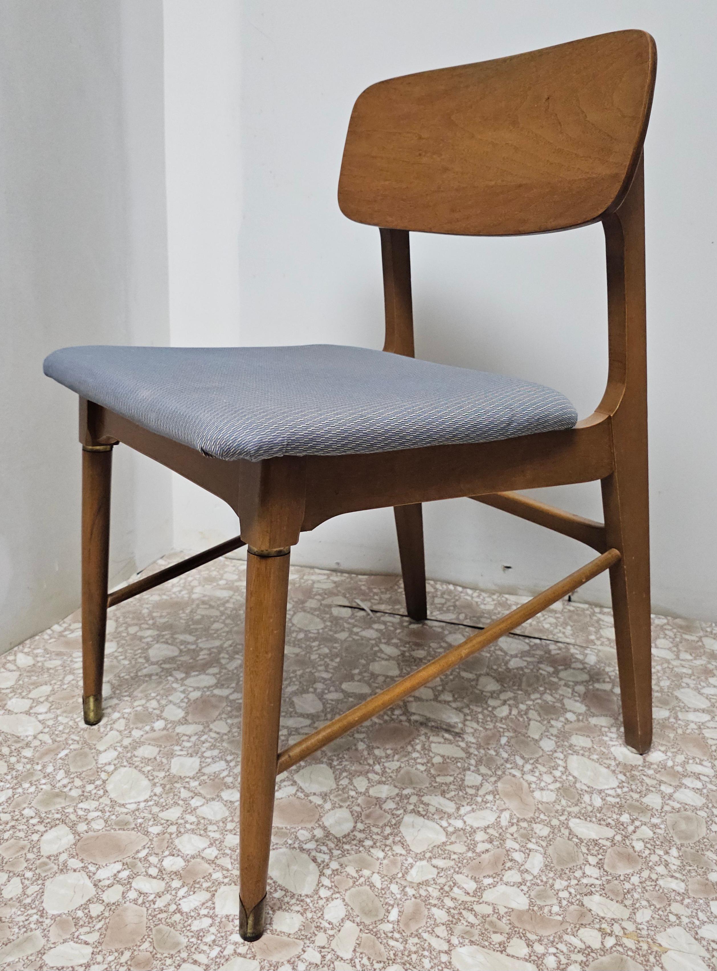 Ensemble de six chaises de salle à manger en noyer et à assise tapissée, de style The Modernity en vente 11